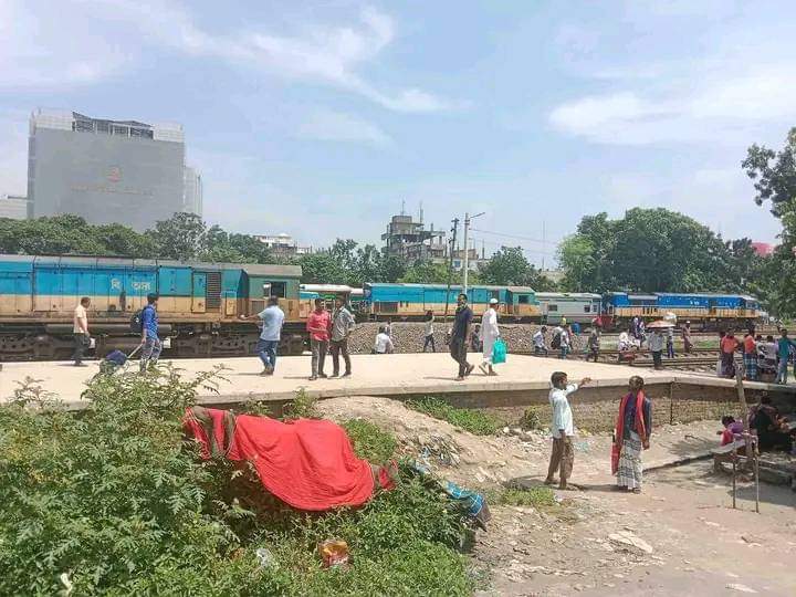 ৫ ঘণ্টা বন্ধ থাকার পর দুপুর আড়াইটায় জয়দেবপুর জংশনে ট্রেন চলাচল শুরু