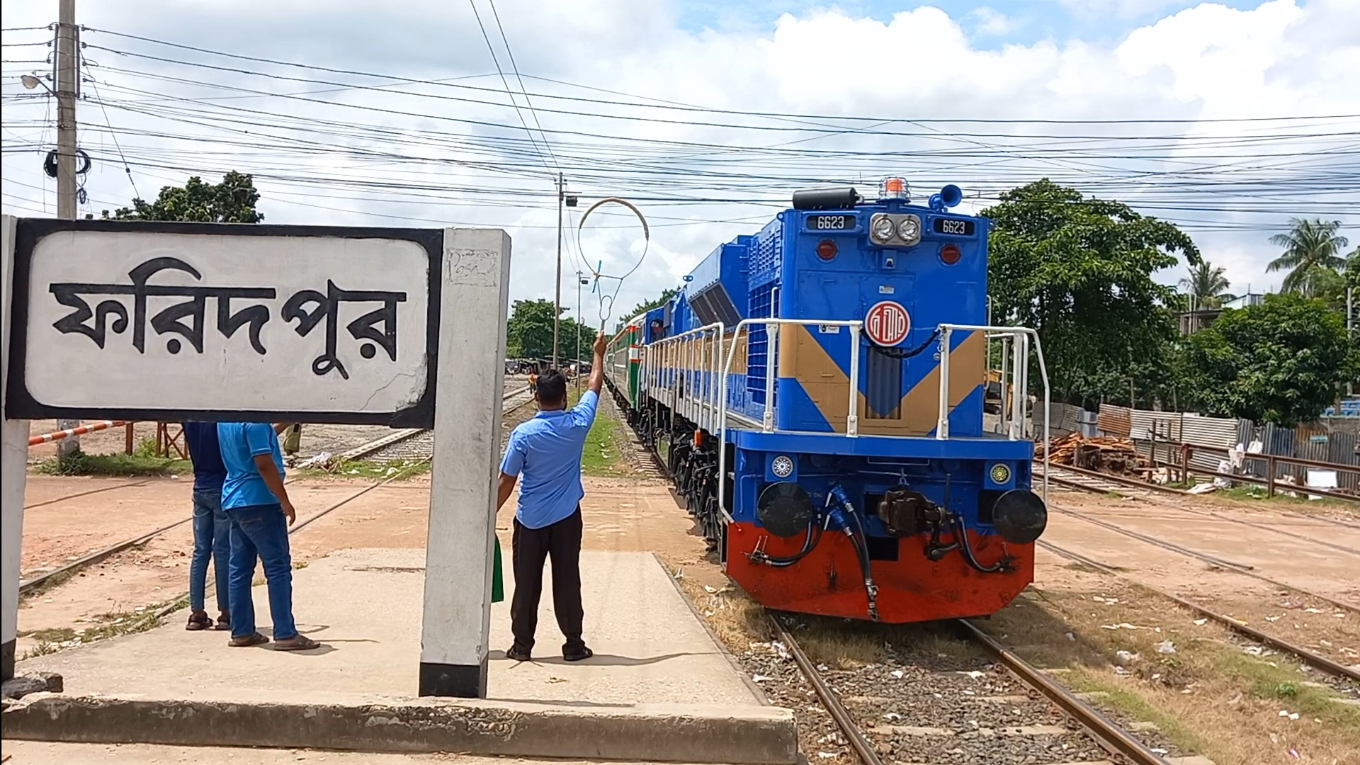 ফরিদপুর থেকে পদ্মা সেতু দিয়ে ঢাকার পথে ট্রায়াল ট্রেন