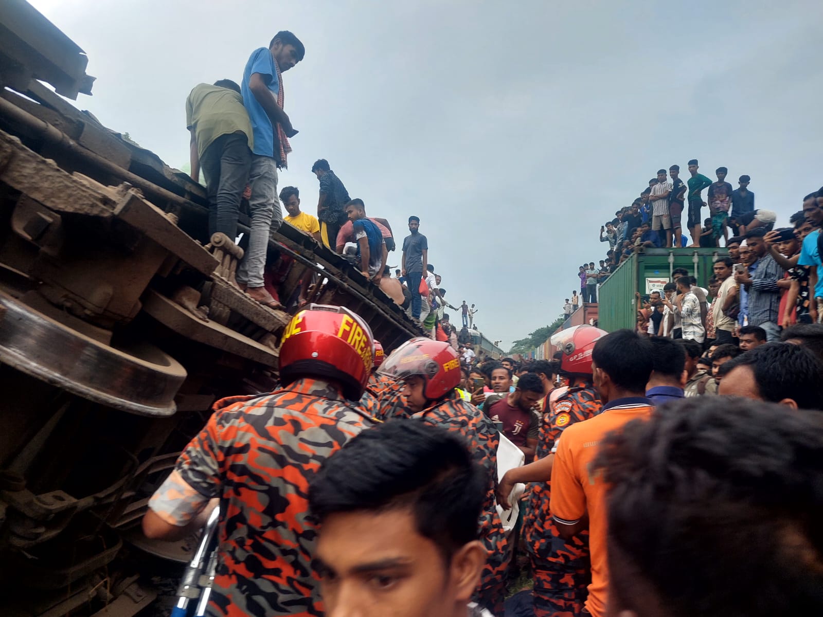 ভৈরবে ট্রেন দুর্ঘটনা: নিহত ৯ জনের পরিচয় নিশ্চিত করলেন স্বজনরা