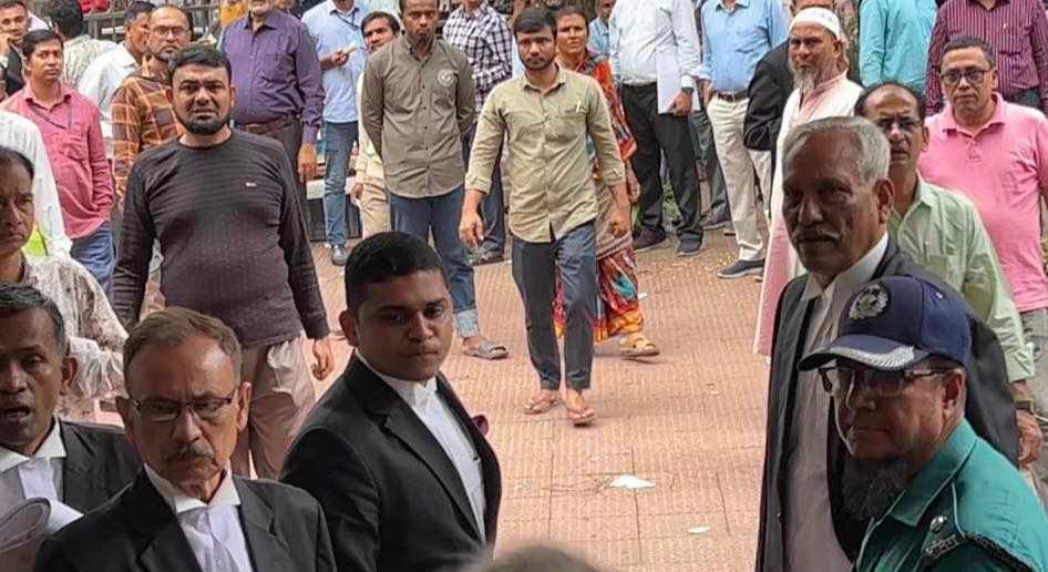বিএনপিপন্থী আইনজীবীদের তোপের মুখে হাইকোর্ট ছাড়লেন শাহজাহান ওমর, গেলেন ডিবিতে