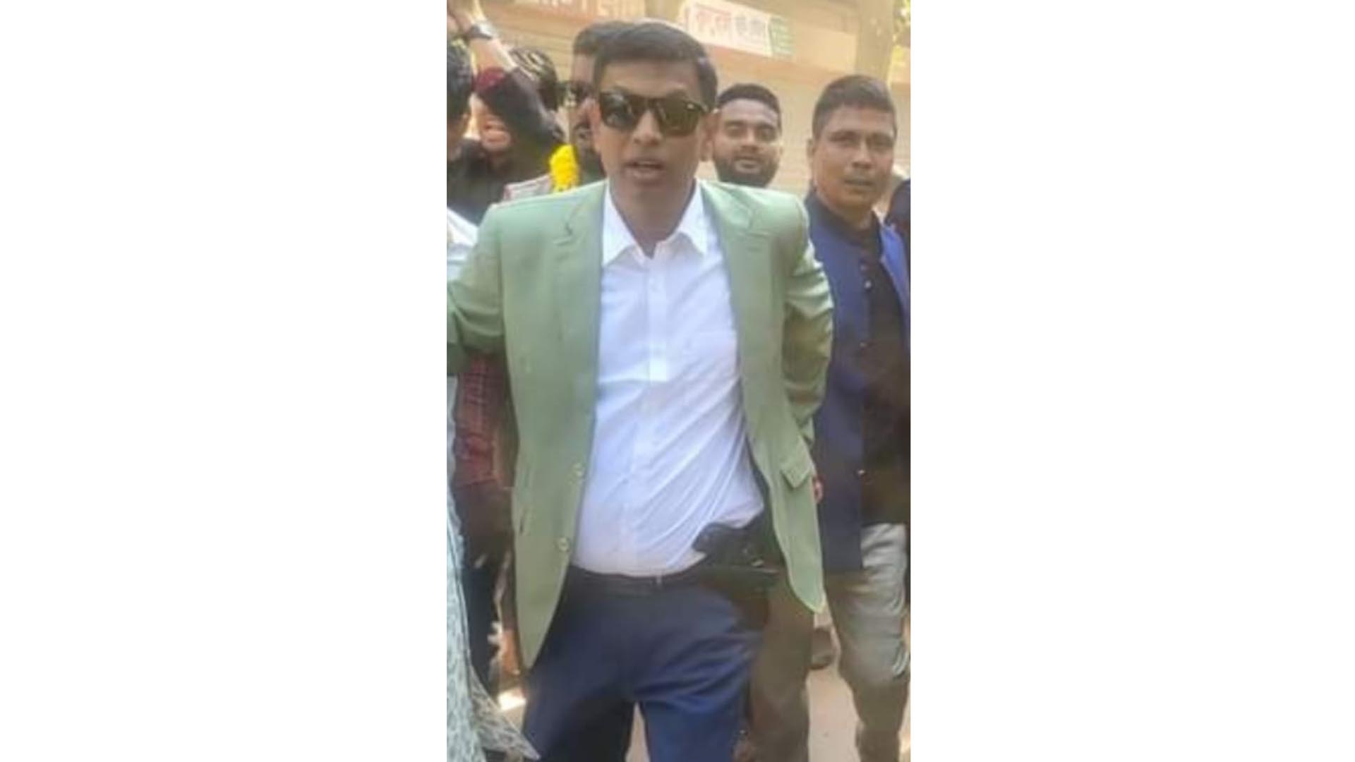 নরসিংদী-২: কোমরে পিস্তল নিয়ে নৌকার প্রচারণায় আ. লীগ নেতা