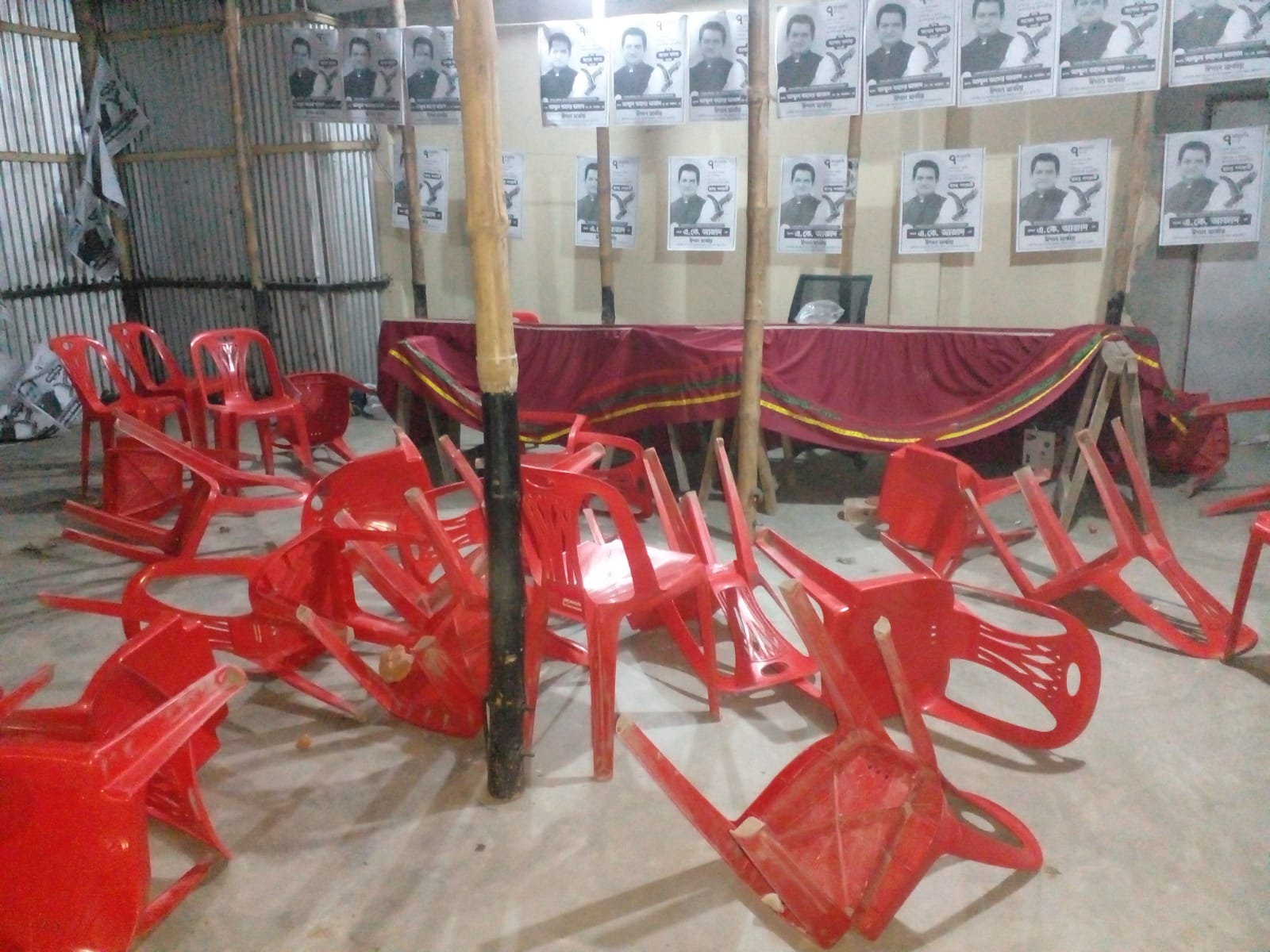 এ কে আজাদের নির্বাচনী ক্যাম্পে হামলা-ভাঙচুর, সমন্বয়ককে কুপিয়ে আহত