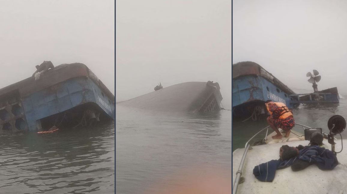 যাত্রী-যানবাহন নিয়ে পাটুরিয়ায় ফেরিডুবি