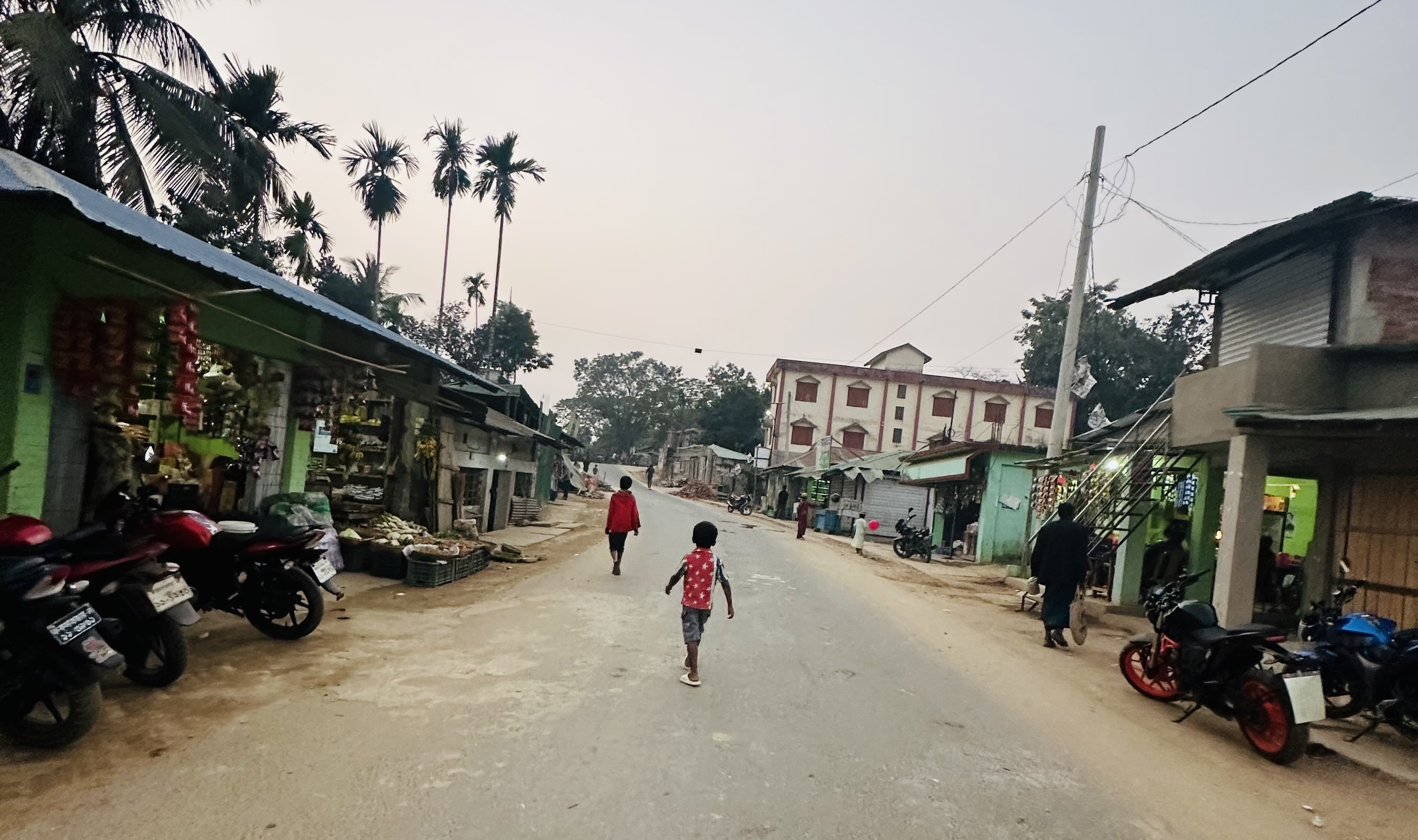 বান্দরবান সীমান্তের ওপারে লড়াই, এপারে আতঙ্কে গ্রামবাসী