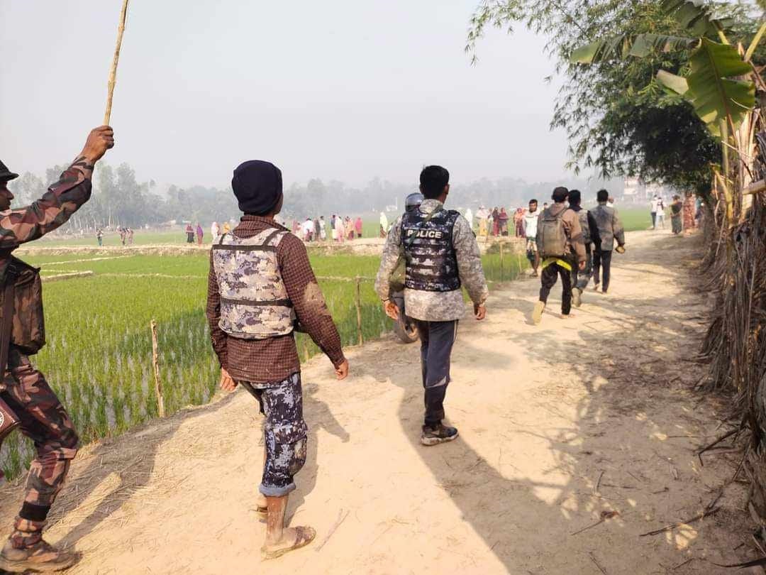 ঘুমধুম সীমান্তের বাসিন্দাদের সরে যেতে মাইকিং, খোলা হলো ২ আশ্রয়কেন্দ্র
