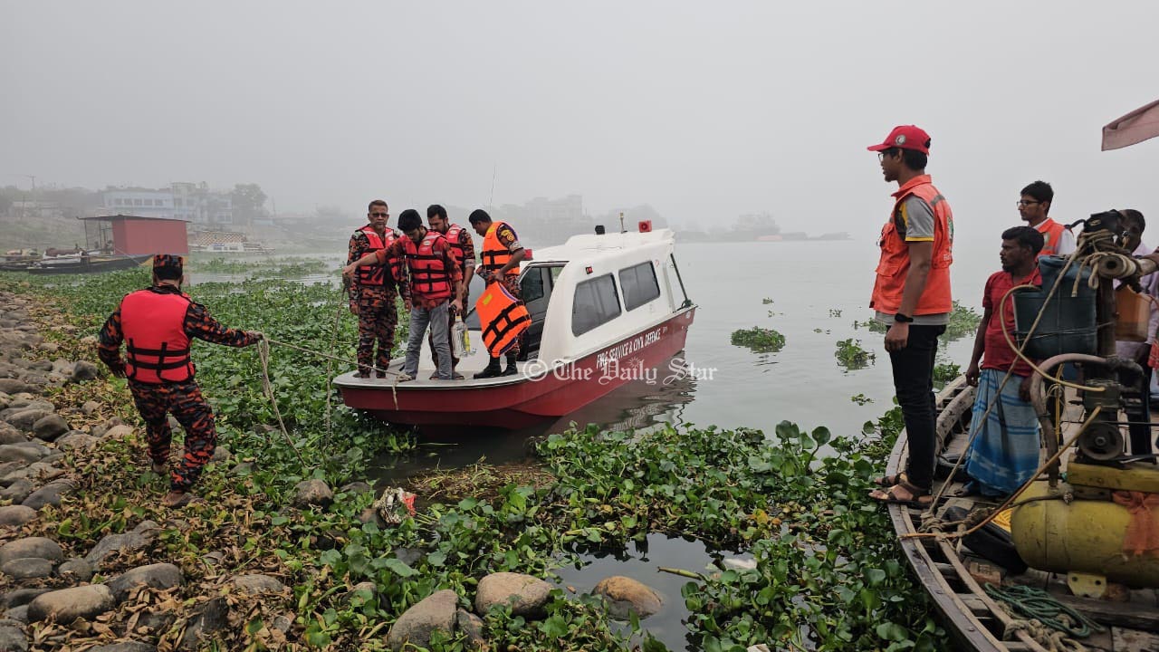 মেঘনায় ট্রলারডুবি: উদ্ধার অভিযান চলছে, সন্ধান মেলেনি নিখোঁজ ৮ জনের
