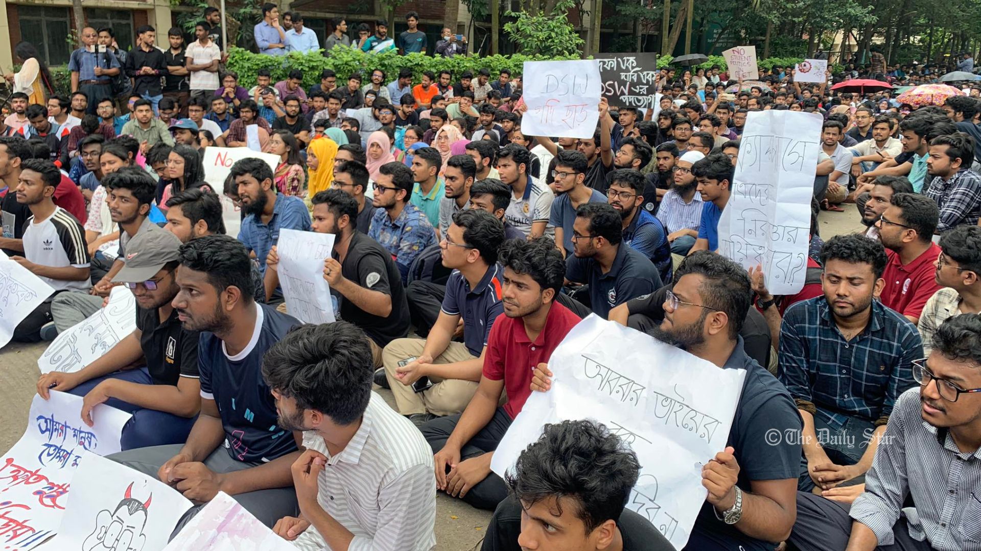 বুয়েটে মধ্যরাতে ছাত্রলীগের প্রবেশ: দ্বিতীয়দিনের মতো শিক্ষার্থীদের বিক্ষোভ 