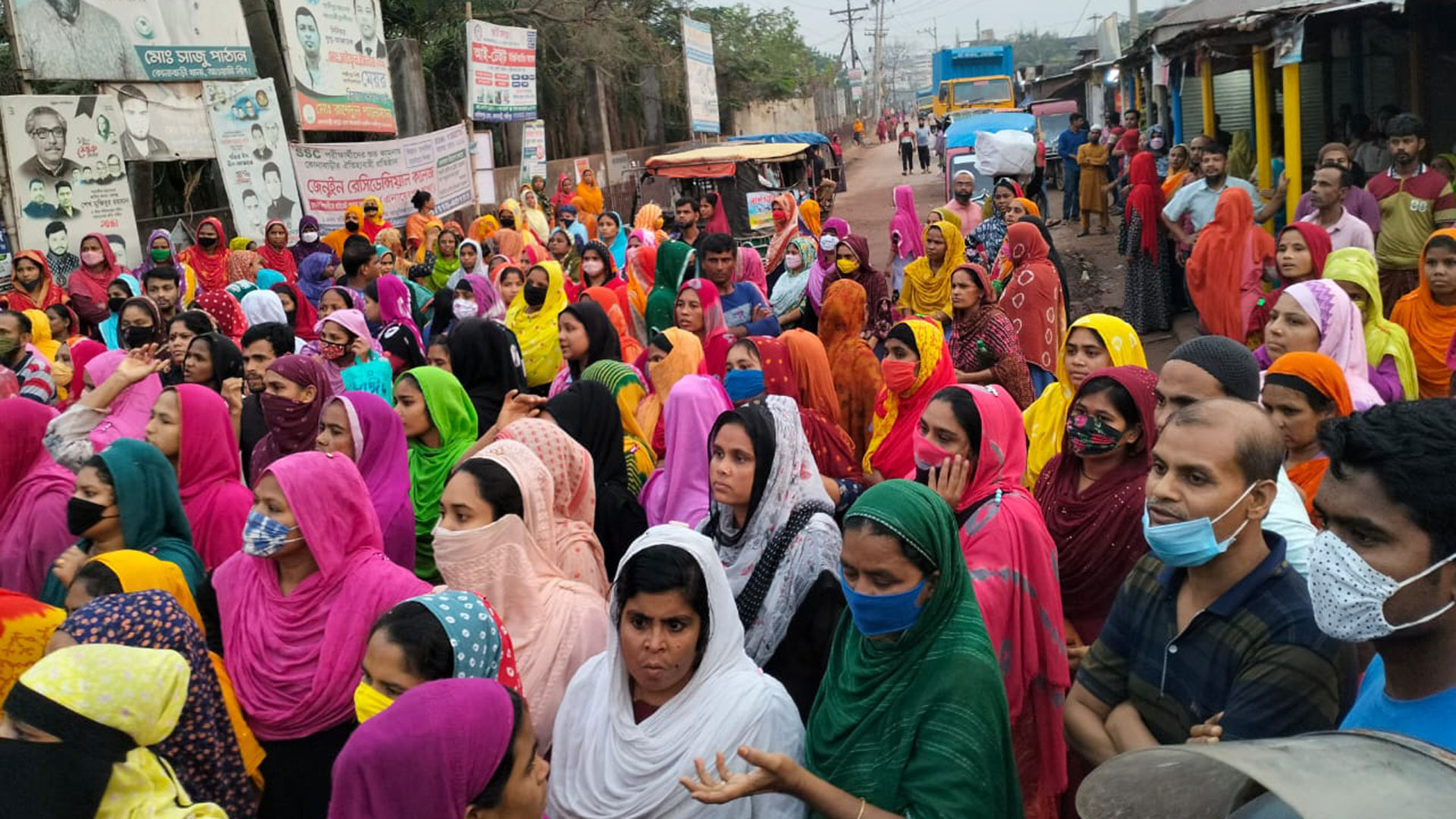 কোনাবাড়ীতে বকেয়া বেতনের দাবিতে পোশাক শ্রমিকদের বিক্ষোভ