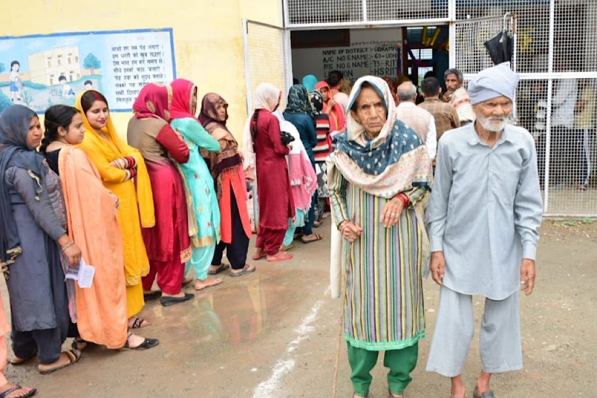 ভোটারদের ‘স্বতঃস্ফূর্ত’ অংশগ্রহণ, পশ্চিমবঙ্গে বিজেপি-তৃণমূল সমর্থকদের সংঘর্ষ