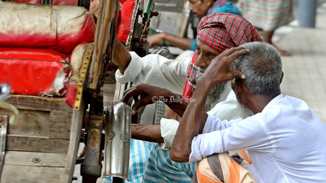বাইরে তীব্র গরম, ঘরেও নেই স্বস্তি