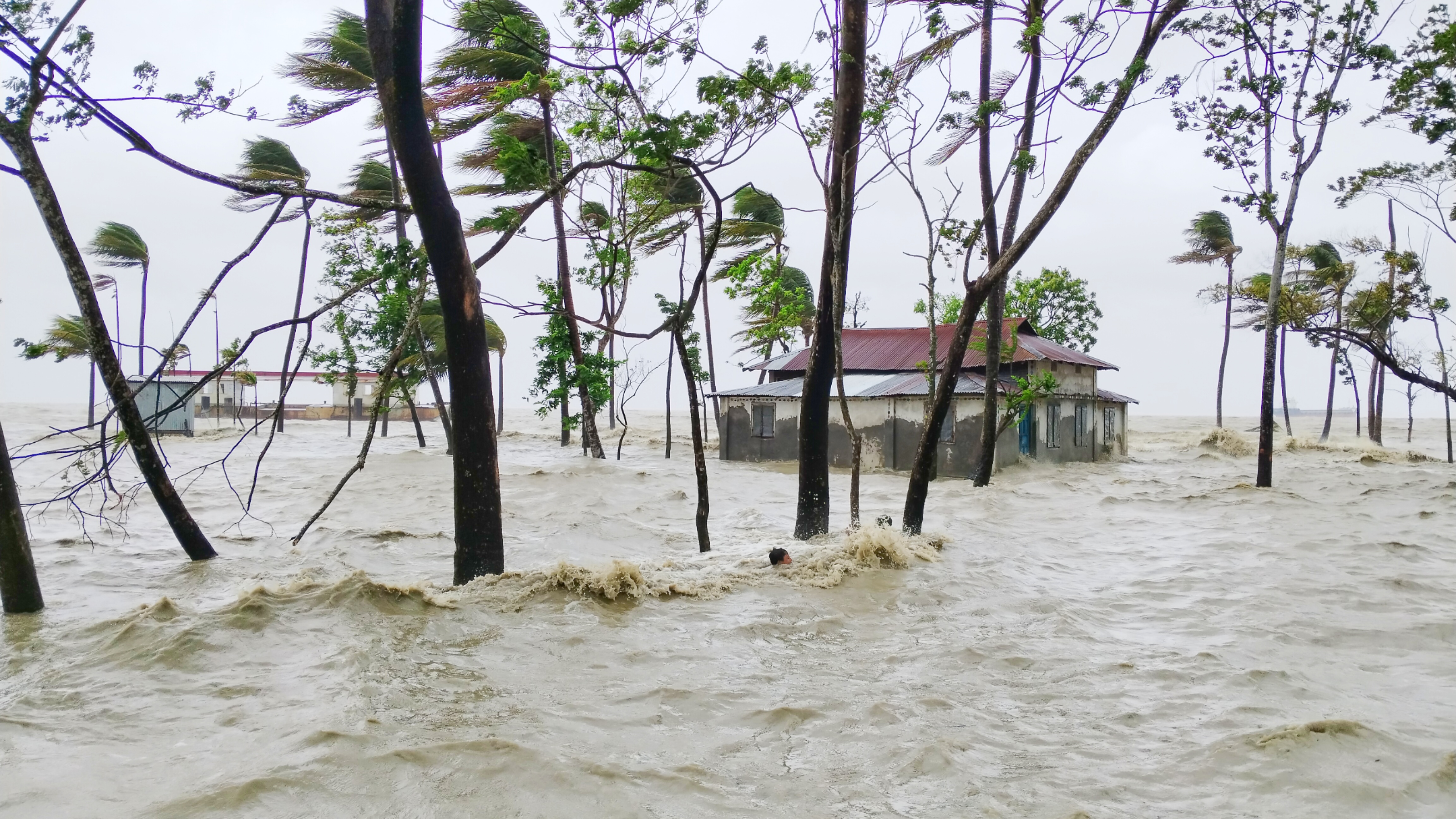 ঘূর্ণিঝড় রিমালের প্রভাবে উপকূলীয় জেলায় জলোচ্ছ্বাস, সারা দেশে বৃষ্টিপাত