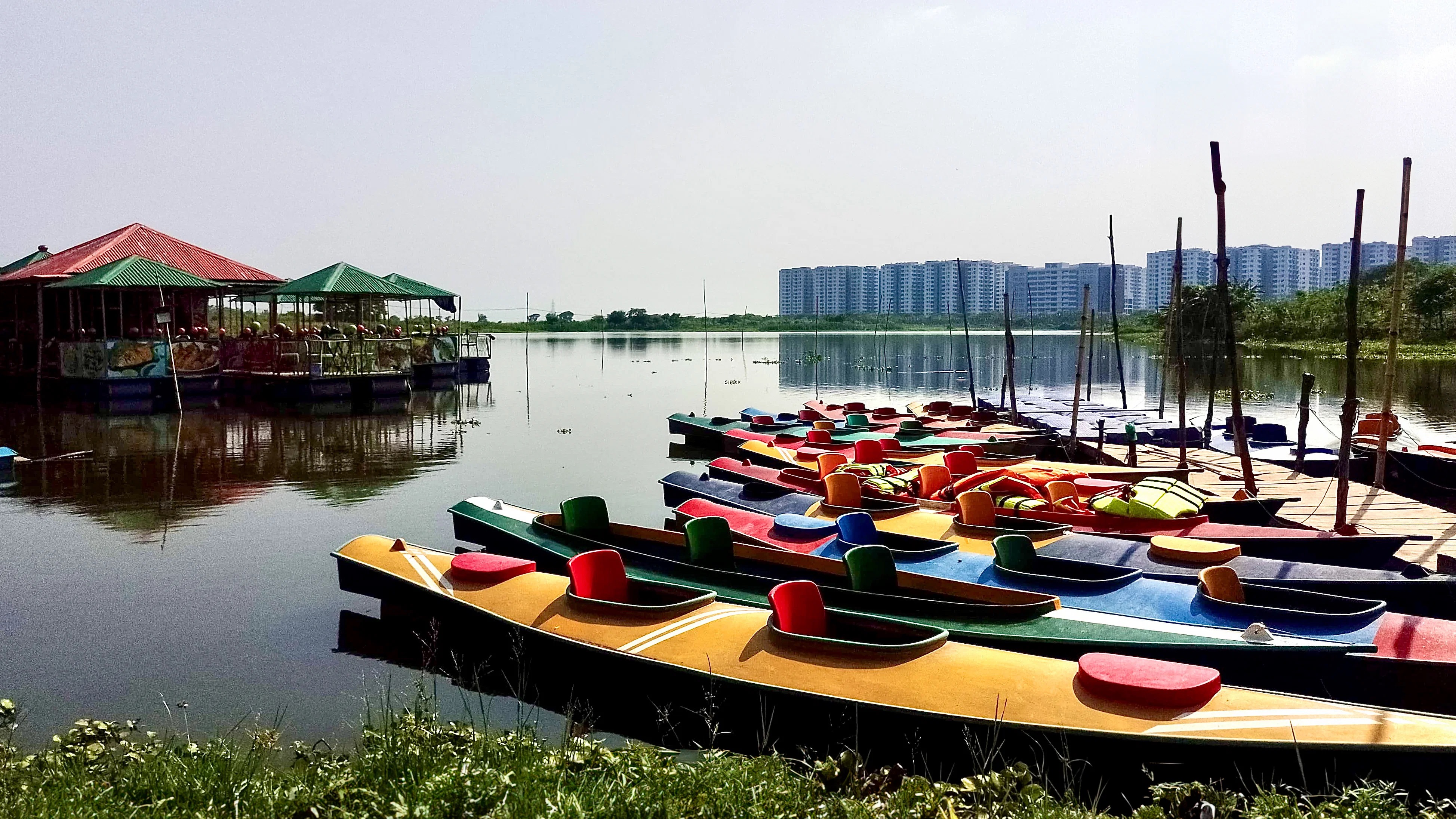 দিয়াবাড়িতে কায়াকিং করতে