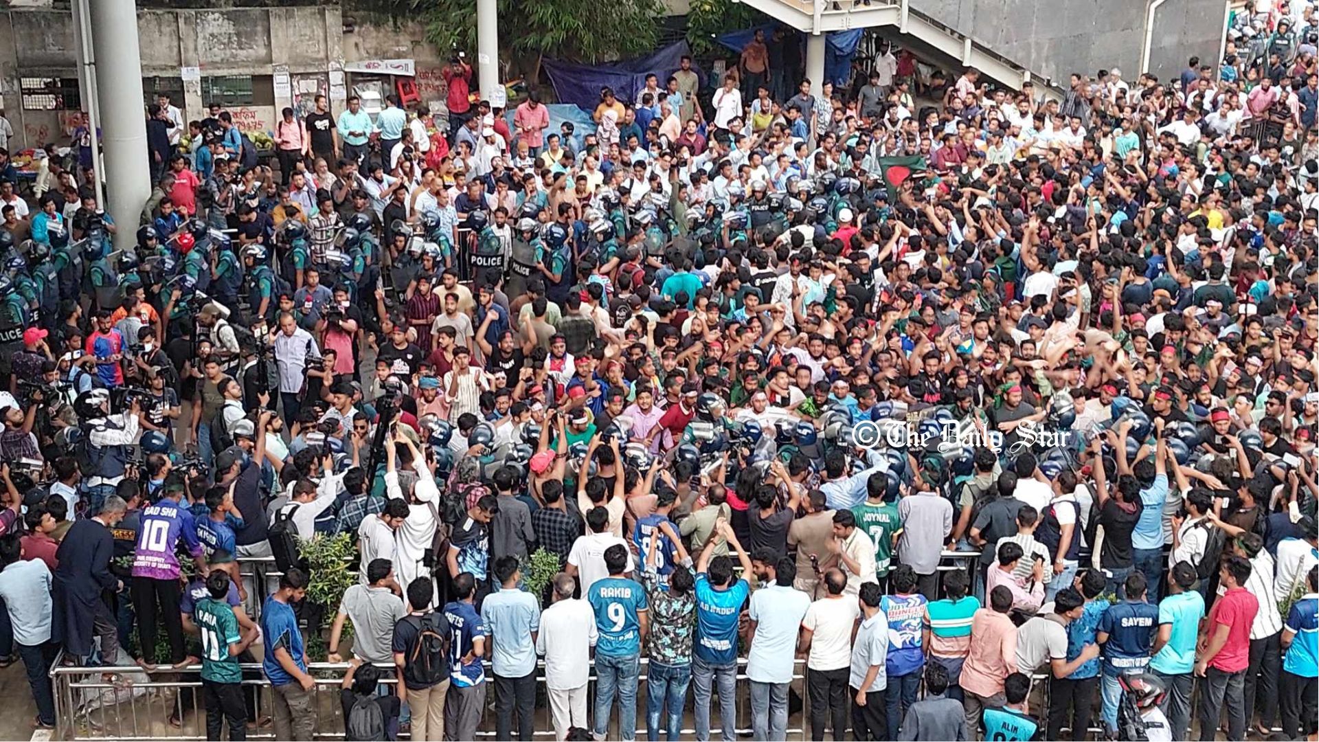 পুলিশের ব্যারিকেড ভেঙে শাহবাগে শিক্ষার্থীদের ব্লকেড