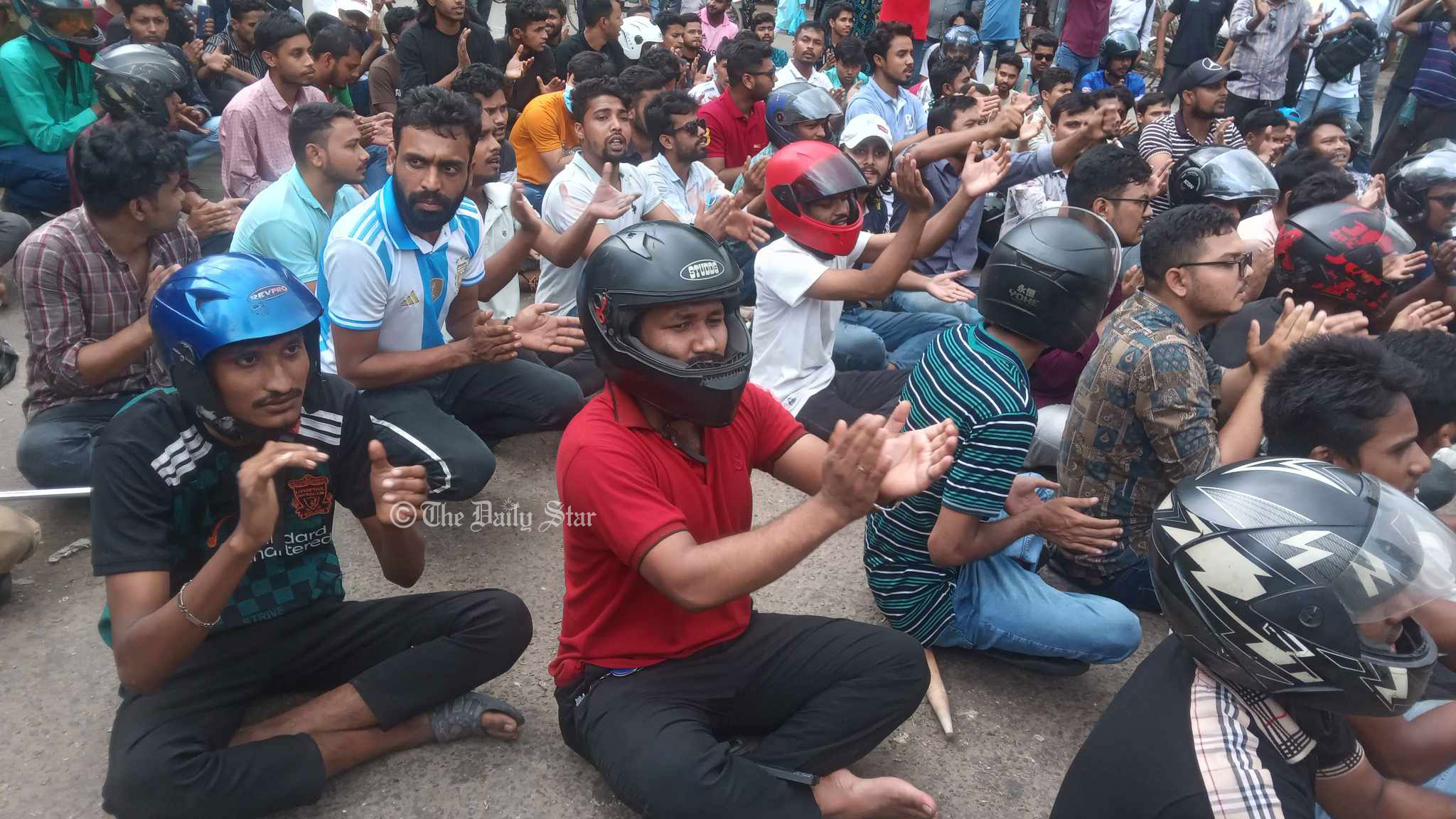 হেলমেট পরে লাঠি-হকিস্টিক হাতে রাজু ভাস্কর্যের সামনে ছাত্রলীগ
