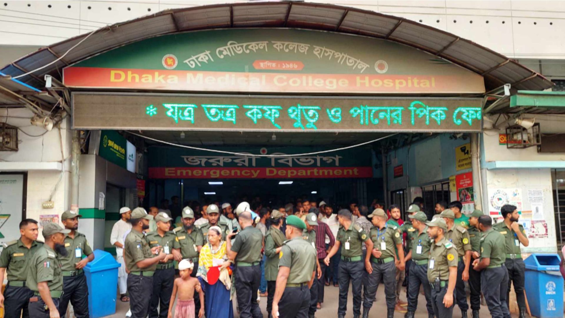 ঢাকা কলেজের সামনে পড়ে ছিল রক্তাক্ত মরদেহ