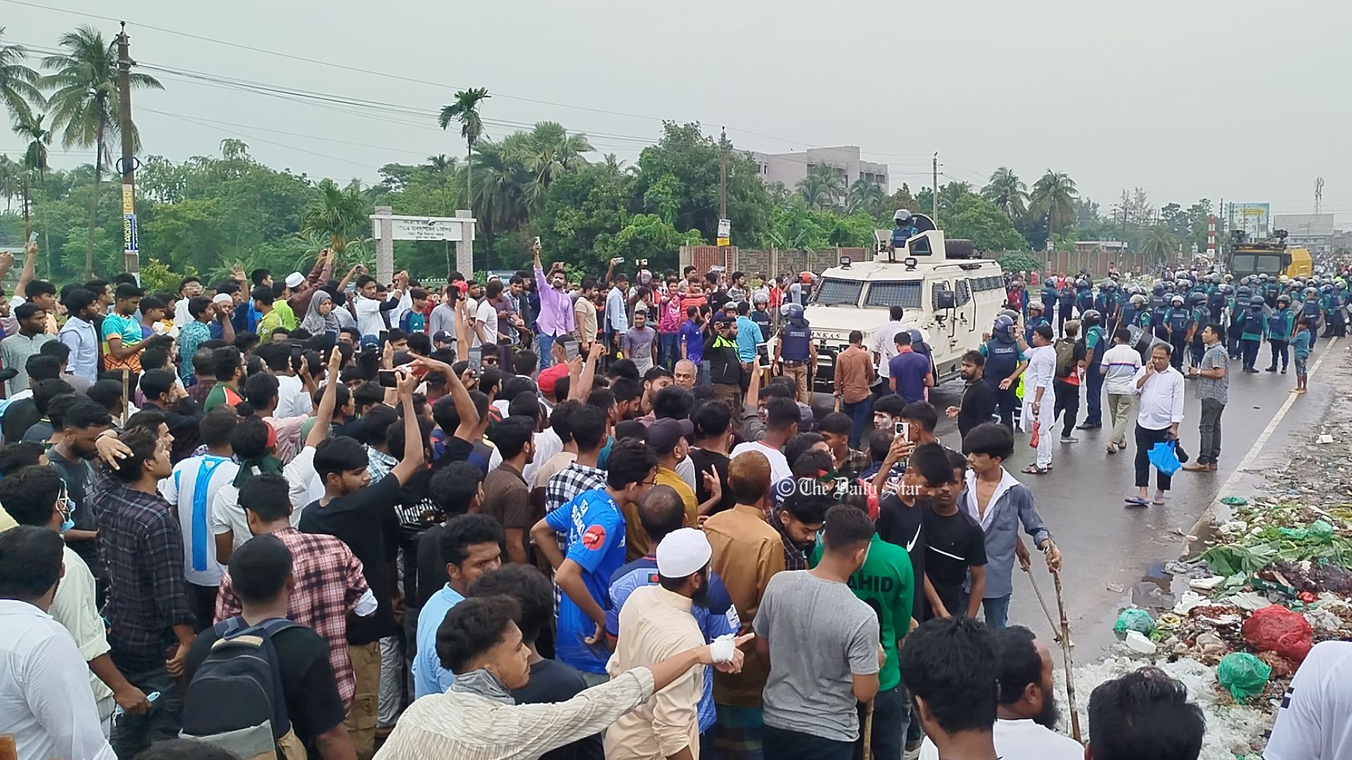 খুলনায় বিক্ষোভকারীদের মিছিলে পুলিশের টিয়ারশেল-লাঠিচার্জ