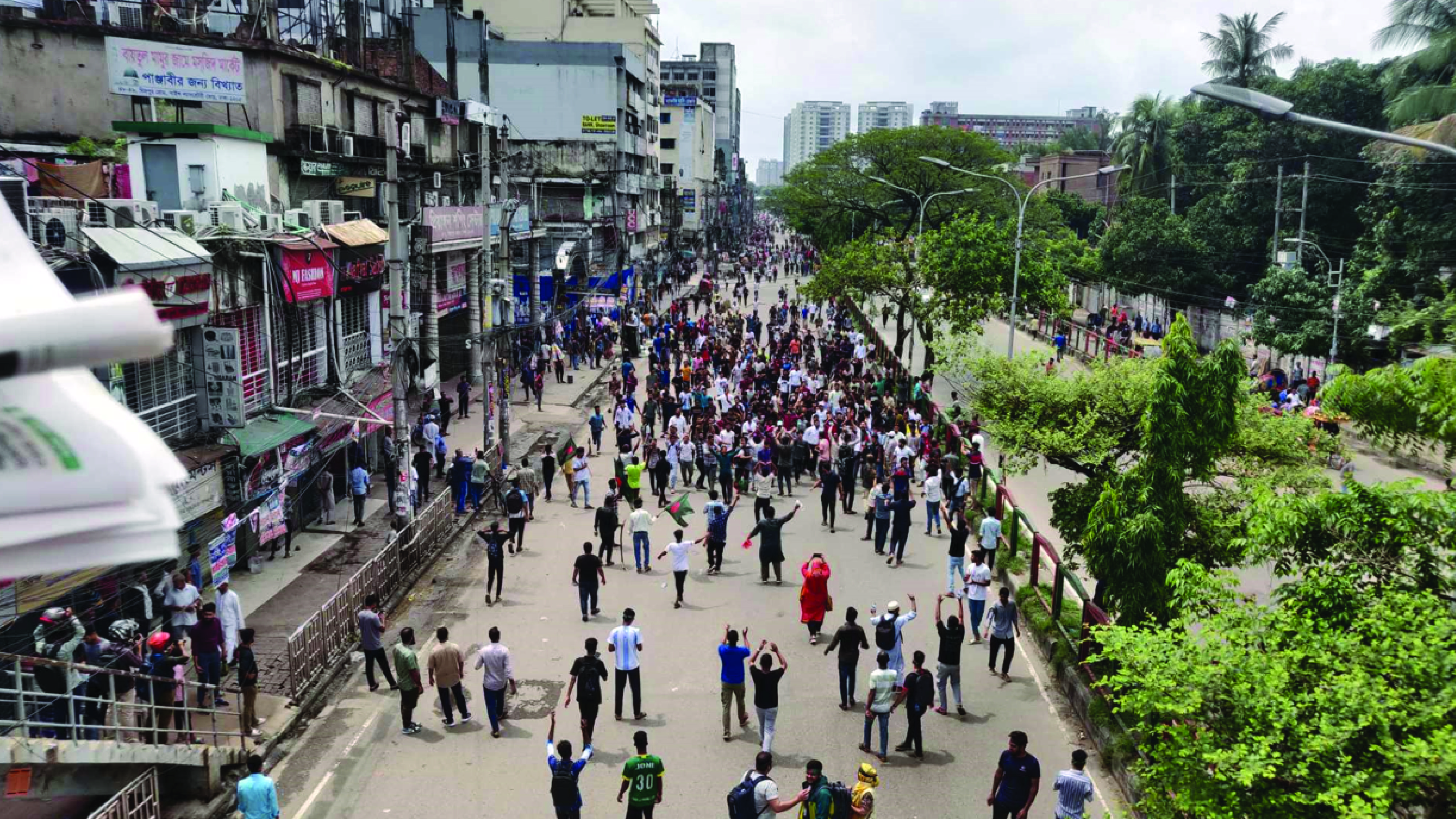 সায়েন্স ল্যাব এলাকায় আন্দোলনকারী-আ. লীগের ধাওয়া-পাল্টা ধাওয়া