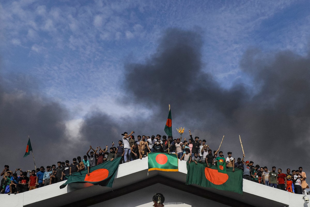 শেখ হাসিনা দেশ ছাড়ার পর গণভবনে যা ঘটল