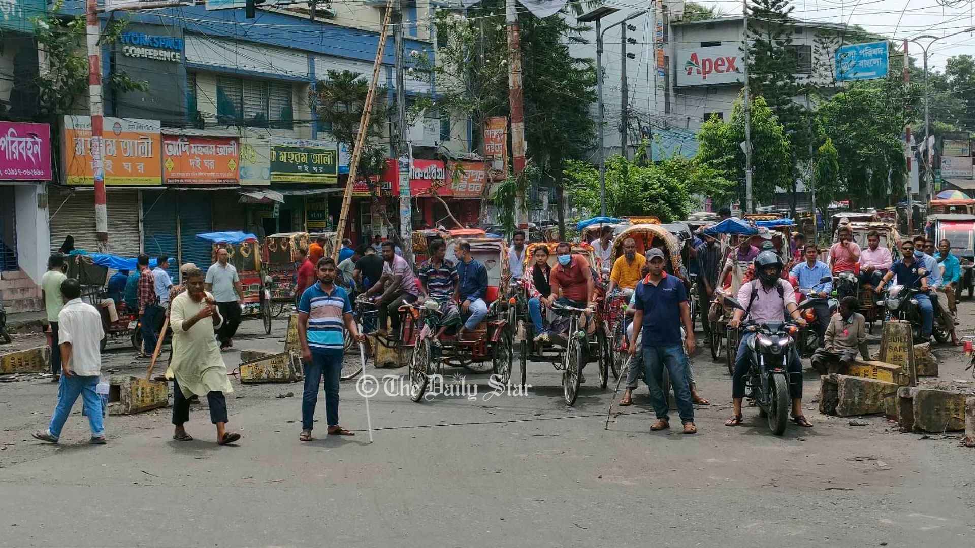 বগুড়ায় থানায় পুলিশ-শহরে ট্রাফিক নেই, যানজট নিরসনে কাজ করছে ছাত্র-জনতা