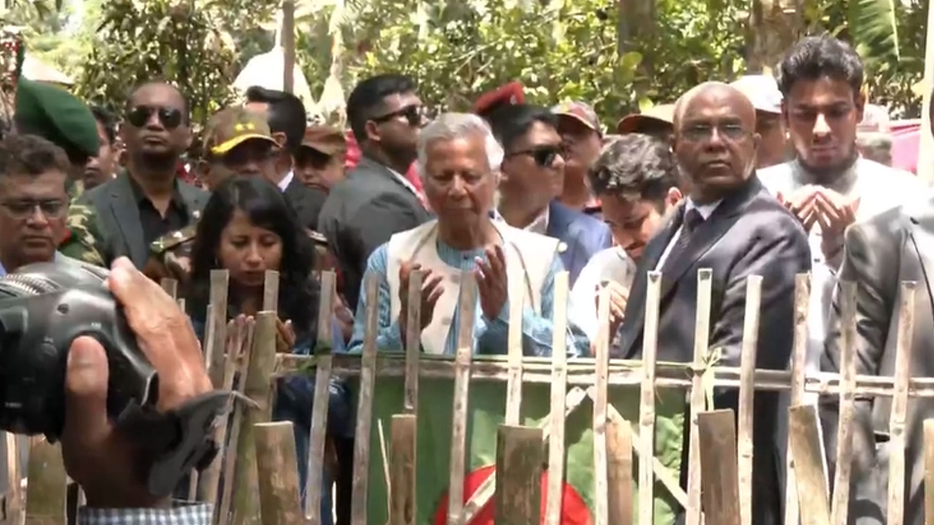 রংপুরে ড. ইউনূস, জিয়ারত করলেন আবু সাঈদের কবর