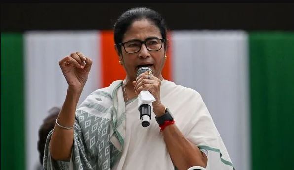 বাংলাদেশের আন্দোলনে উৎসাহিত হয়ে বিরোধীরা ক্ষমতা দখলের চেষ্টা করছে: মমতা