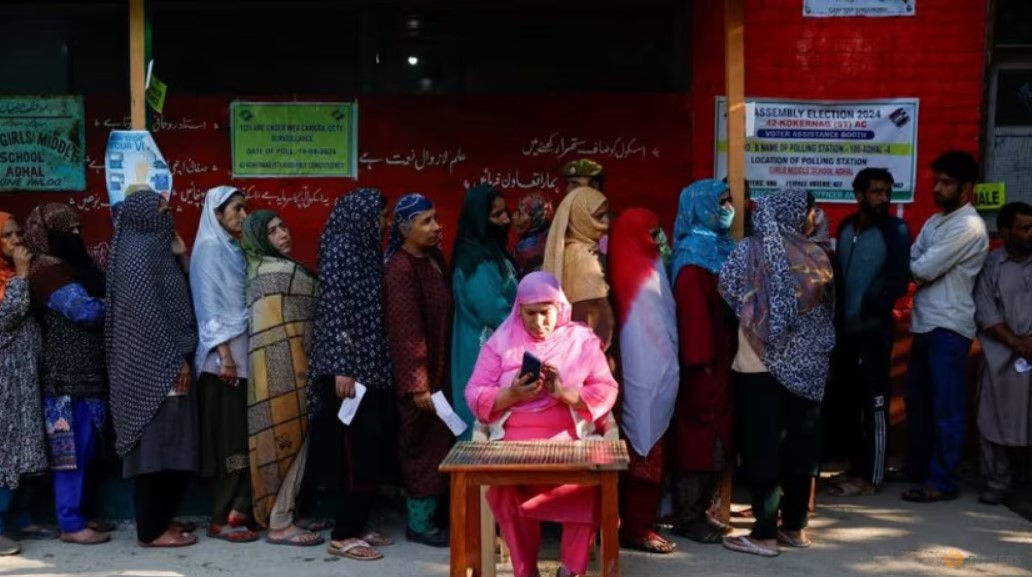 জম্মু-কাশ্মীরে বিধানসভা নির্বাচনের দ্বিতীয় দফার ভোটে উপস্থিতি ৫৬ শতাংশ