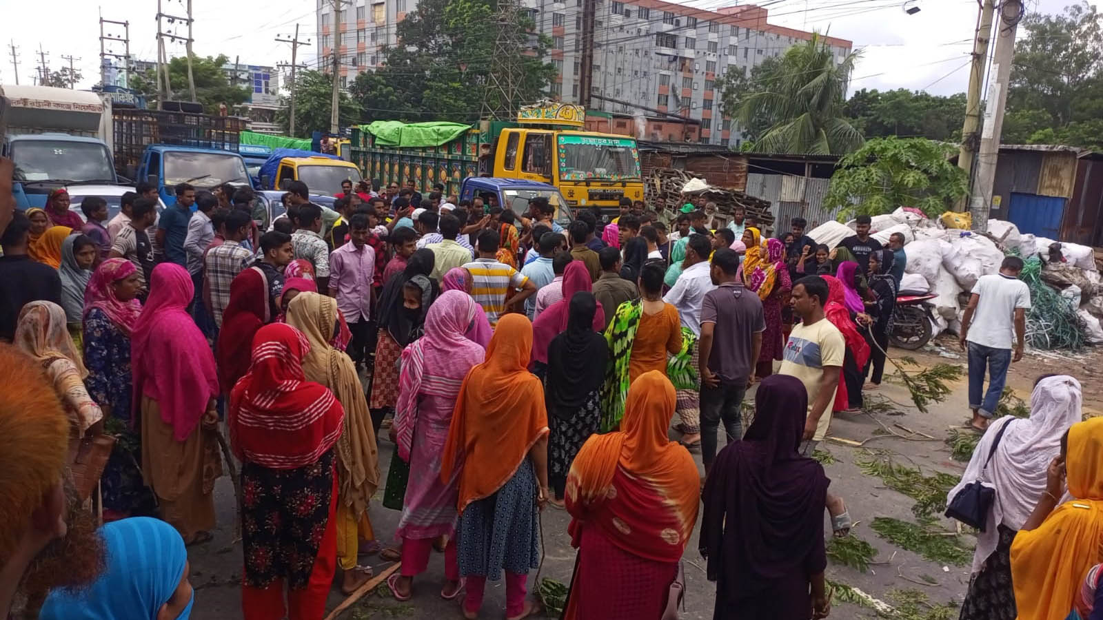 গাজীপুরে বকেয়া বেতন, কারখানা খোলার দাবিতে বিক্ষোভ