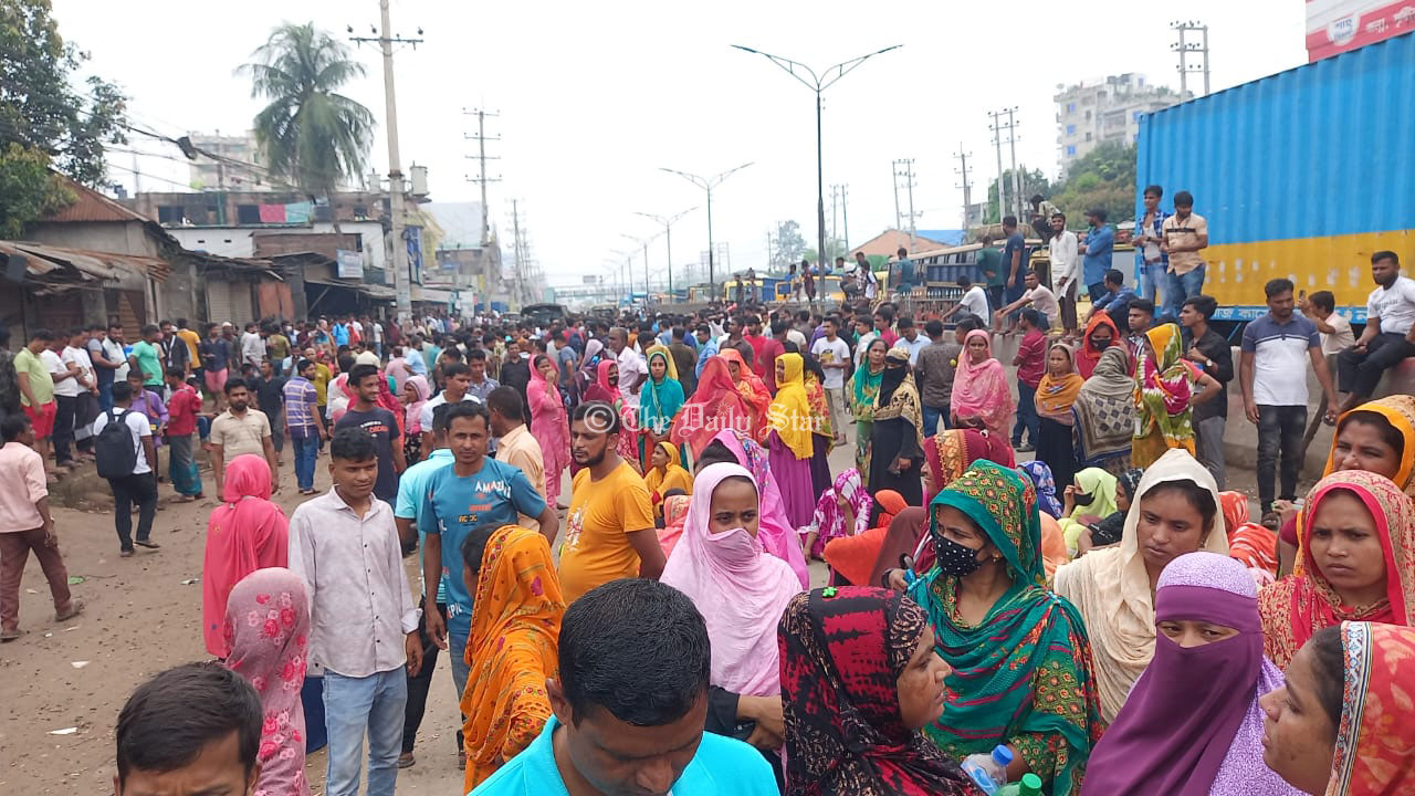 বকেয়া ও কারখানা খোলার দাবিতে পোশাক শ্রমিকদের নবীনগর-চন্দ্রা সড়ক অবরোধ