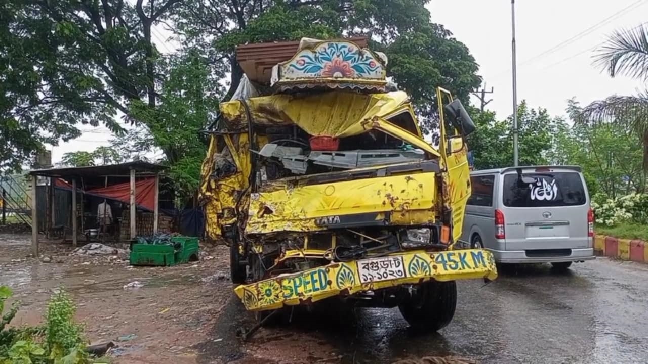 টাঙ্গাইলে বাস-ট্রাকের মুখোমুখি সংঘর্ষে নিহত ৪