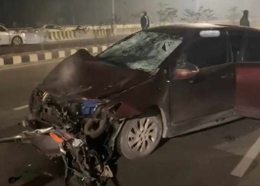 প্রাইভেটকারটির রেজিস্ট্রেশন সাবেক সেনা কর্মকর্তার নামে, বিয়ারের ক্যান-মদের বোতল উদ্ধার