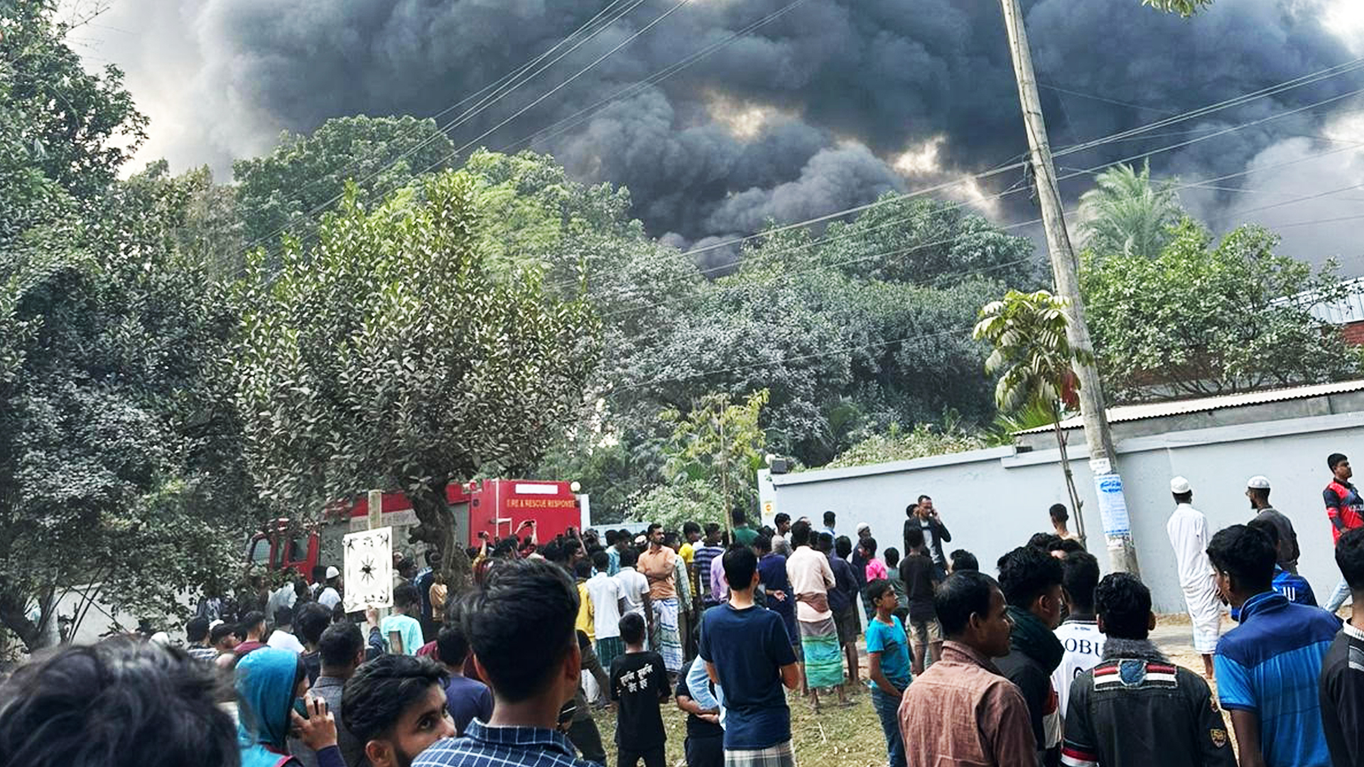 শ্রীপুরে পোশাক কারখানায় আগুন, নিয়ন্ত্রণে ২ ইউনিট
