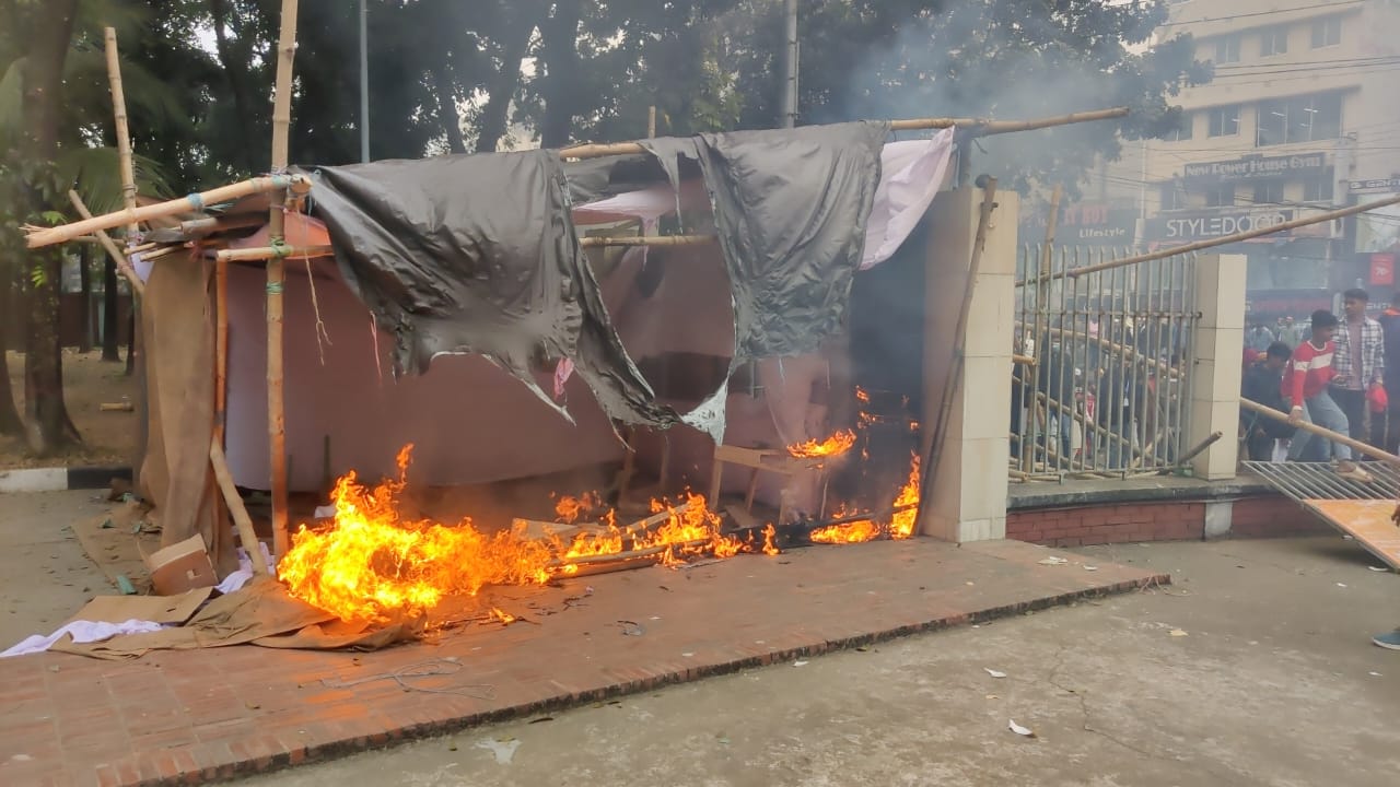 আবারও বিপিএলে টিকিট নিয়ে উত্তেজনা, ভাঙচুর-আগুন