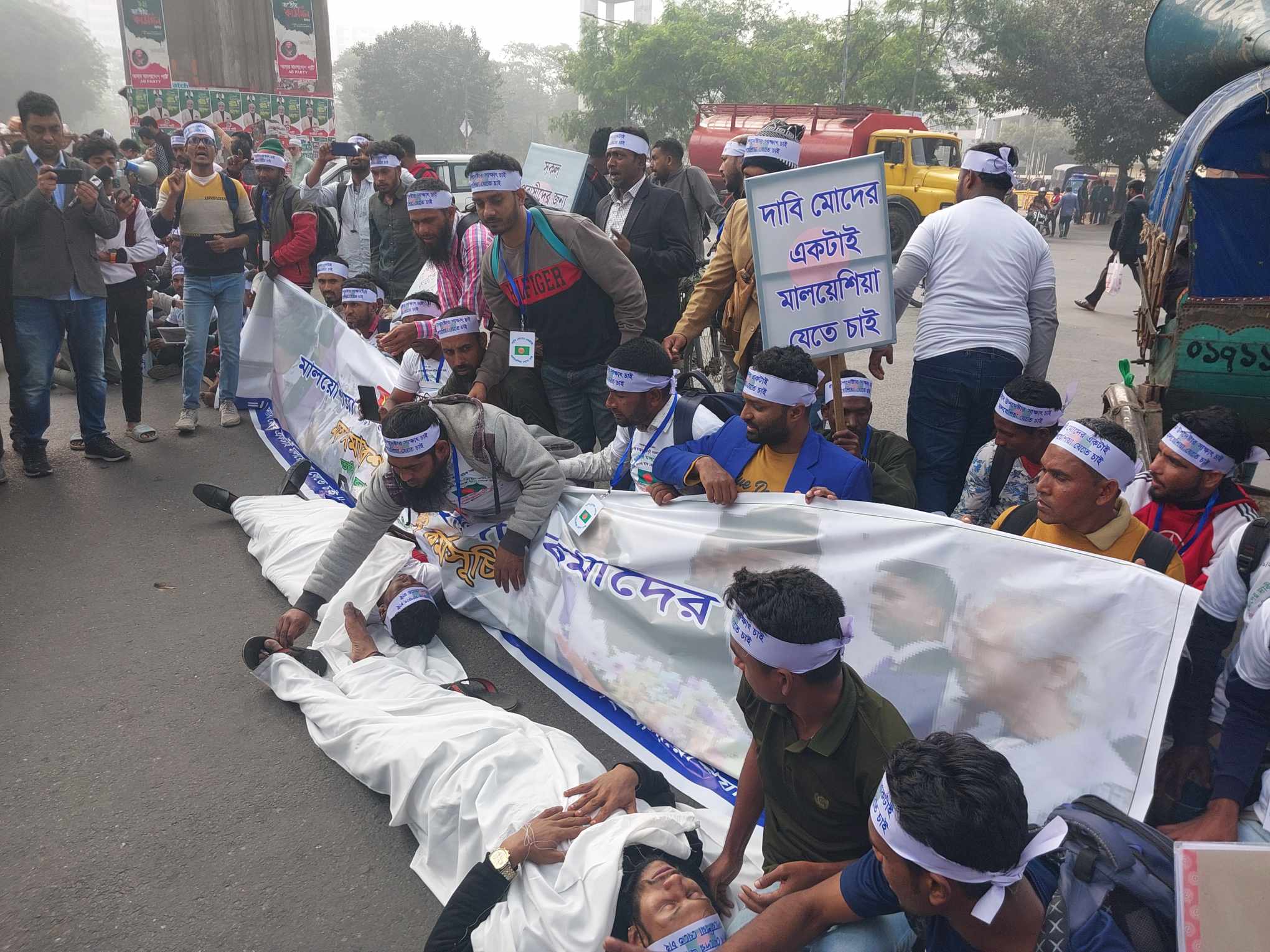 মালয়েশিয়া যেতে না পারায় কারওয়ান বাজারে সড়ক অবরোধ করে বিক্ষোভ