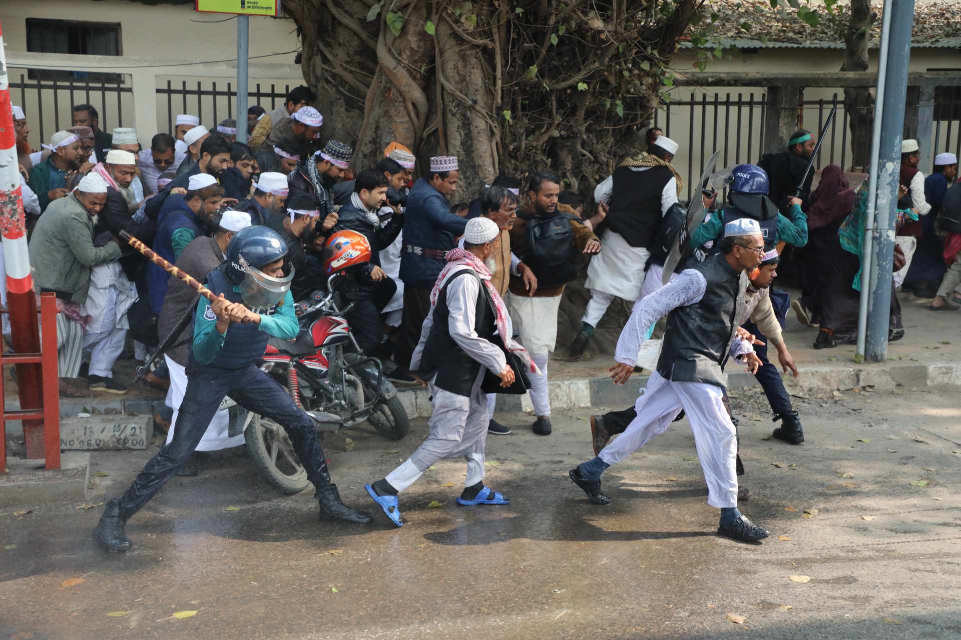 শাহবাগে ইবতেদায়ি শিক্ষকদের সমাবেশে পুলিশের লাঠিপেটা, জলকামান