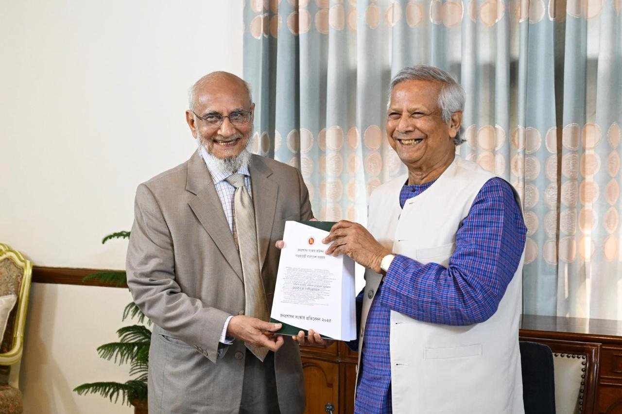প্রতিবেদন জমা দিলো জনপ্রশাসন ও বিচারবিভাগ সংস্কার কমিশন