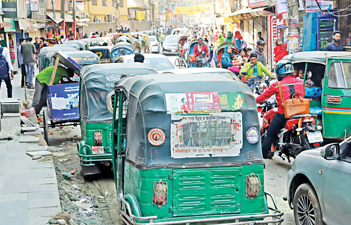 জরিমানা প্রত্যাহারের দাবিতে সিএনজিচালিত অটোরিকশা চালকদের মিরপুর রোড অবরোধ
