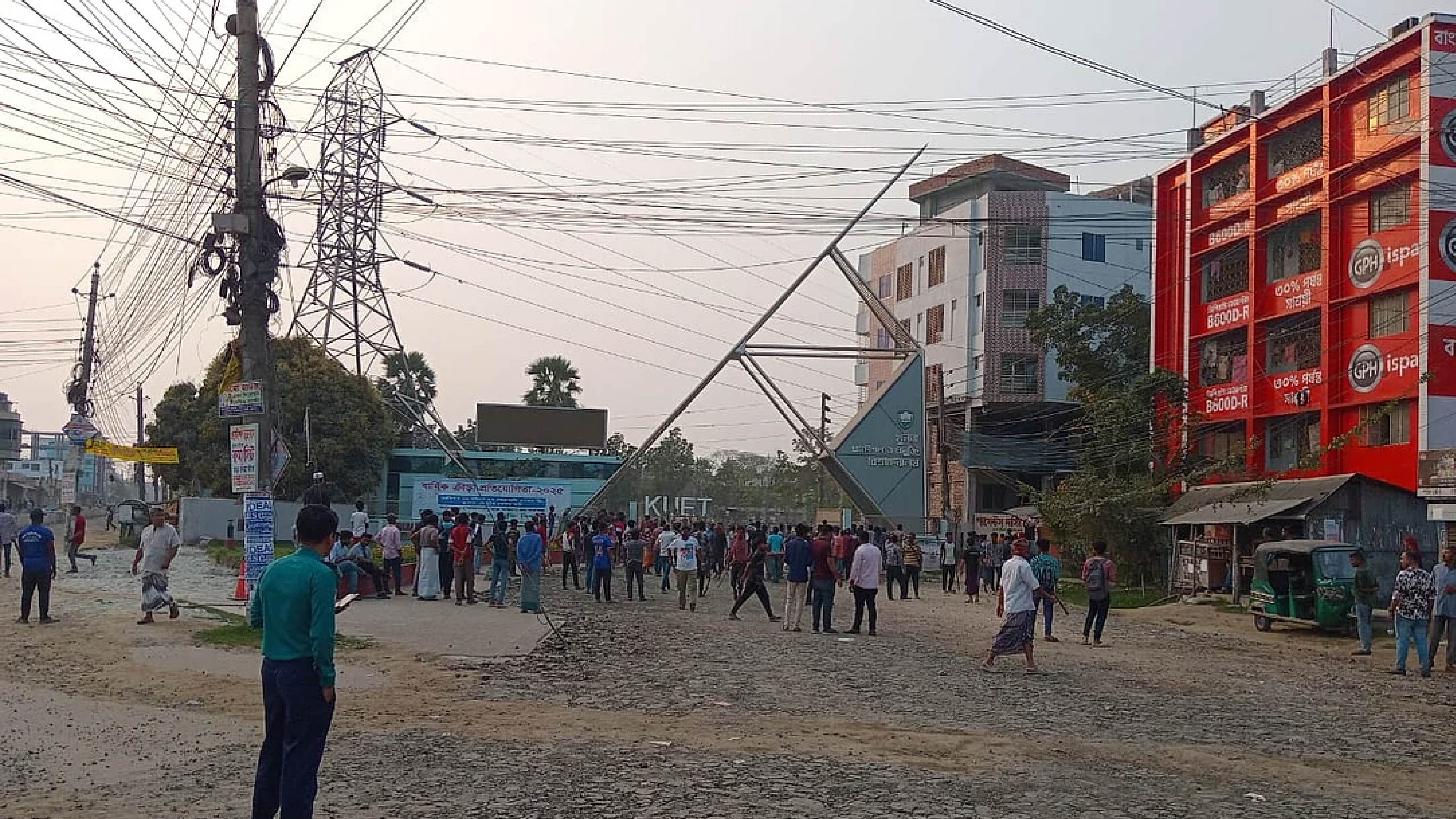 কুয়েটে ছাত্রদল ও বৈষম্যবিরোধী ছাত্র আন্দোলনের সংঘর্ষ, আহত প্রায় অর্ধশত
