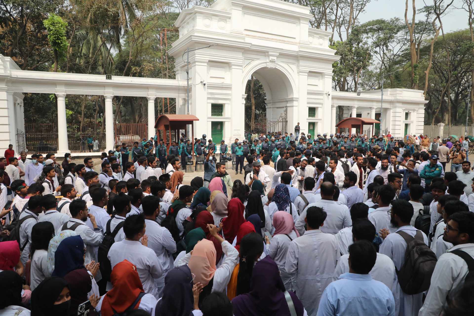 সুপ্রিম কোর্টের ফটকে ইন্টার্ন চিকিৎসকদের বিক্ষোভ
