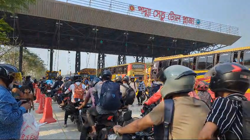 পদ্মাসেতুর টোল প্লাজায় মোটরসাইকেলের ঢল, এক্সপ্রেসওয়েতে গতি নিয়ন্ত্রণে চেকপোস্ট