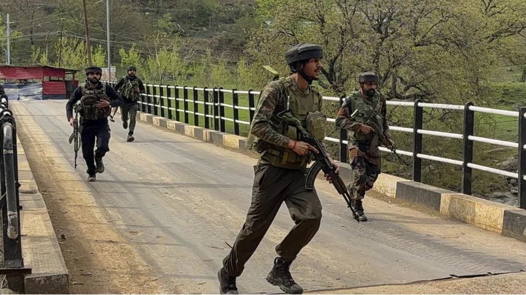 ভারতের কাশ্মীরে বন্দুক হামলায় অন্তত ২৪ পর্যটক নিহত
