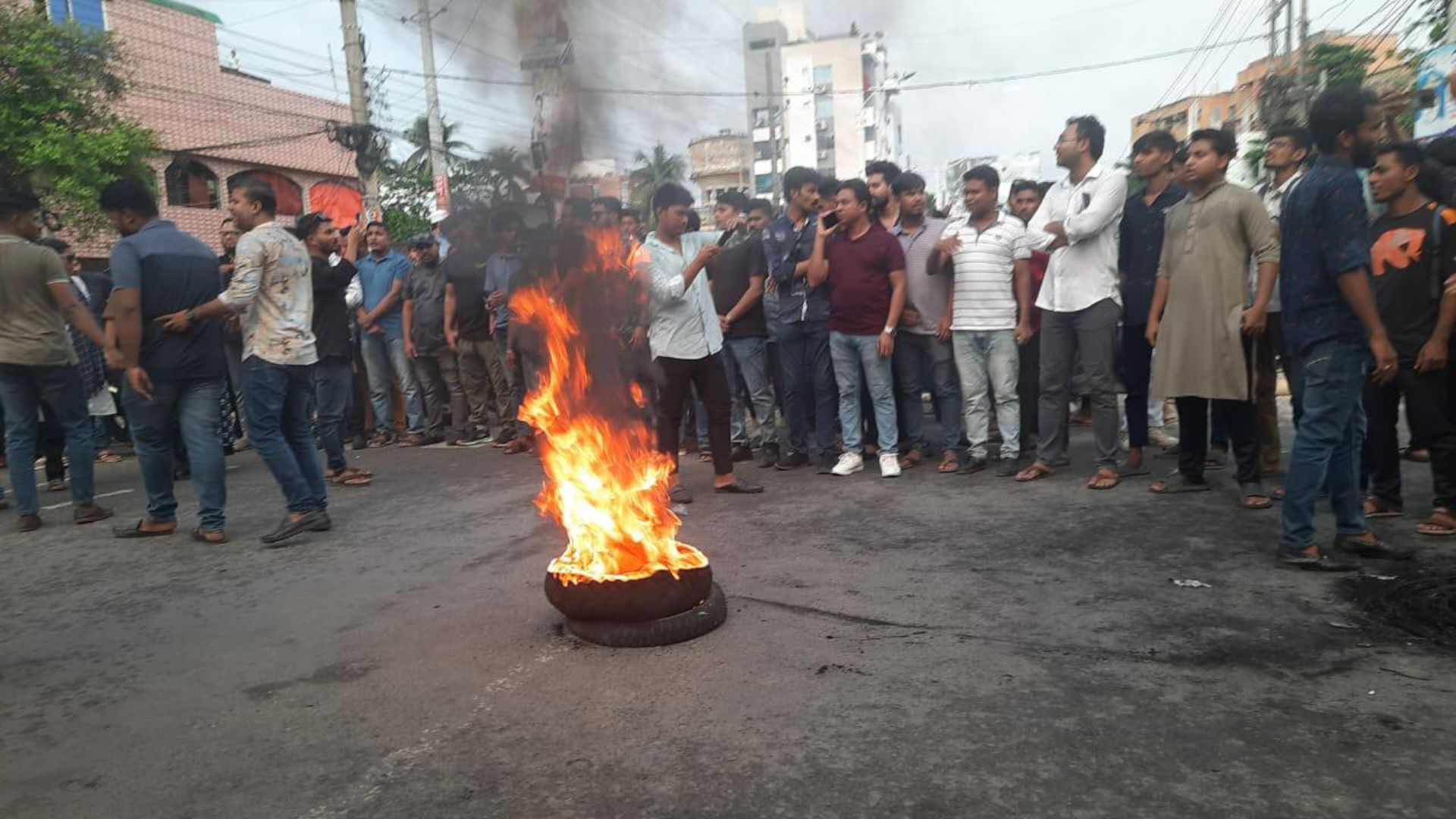 এসআই সুকান্তকে ছেড়ে দেওয়ায় কেএমপি ঘেরাও, পুলিশ কমিশনার অবরুদ্ধ