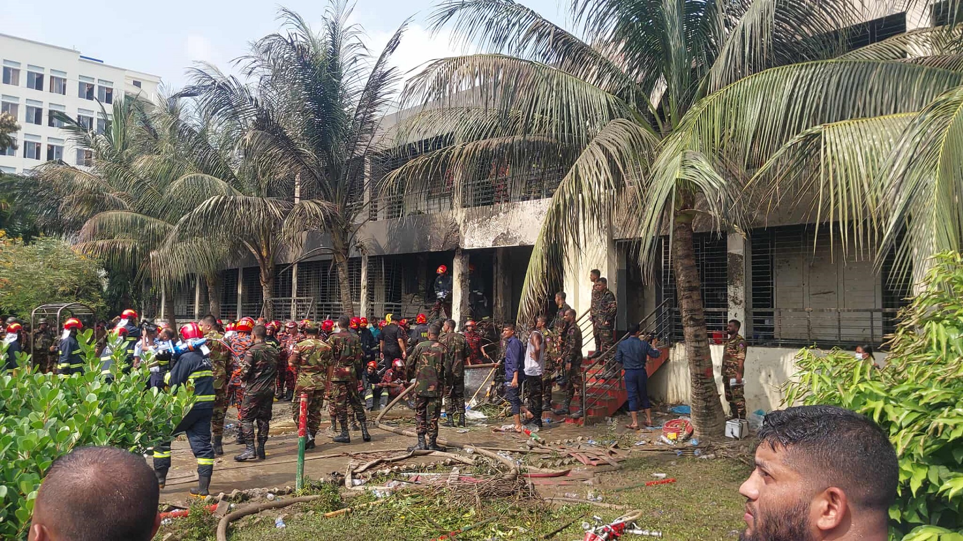 মাইলস্টোন কলেজ থেকে আহতদেরকে নেওয়া হচ্ছে হাসপাতালে