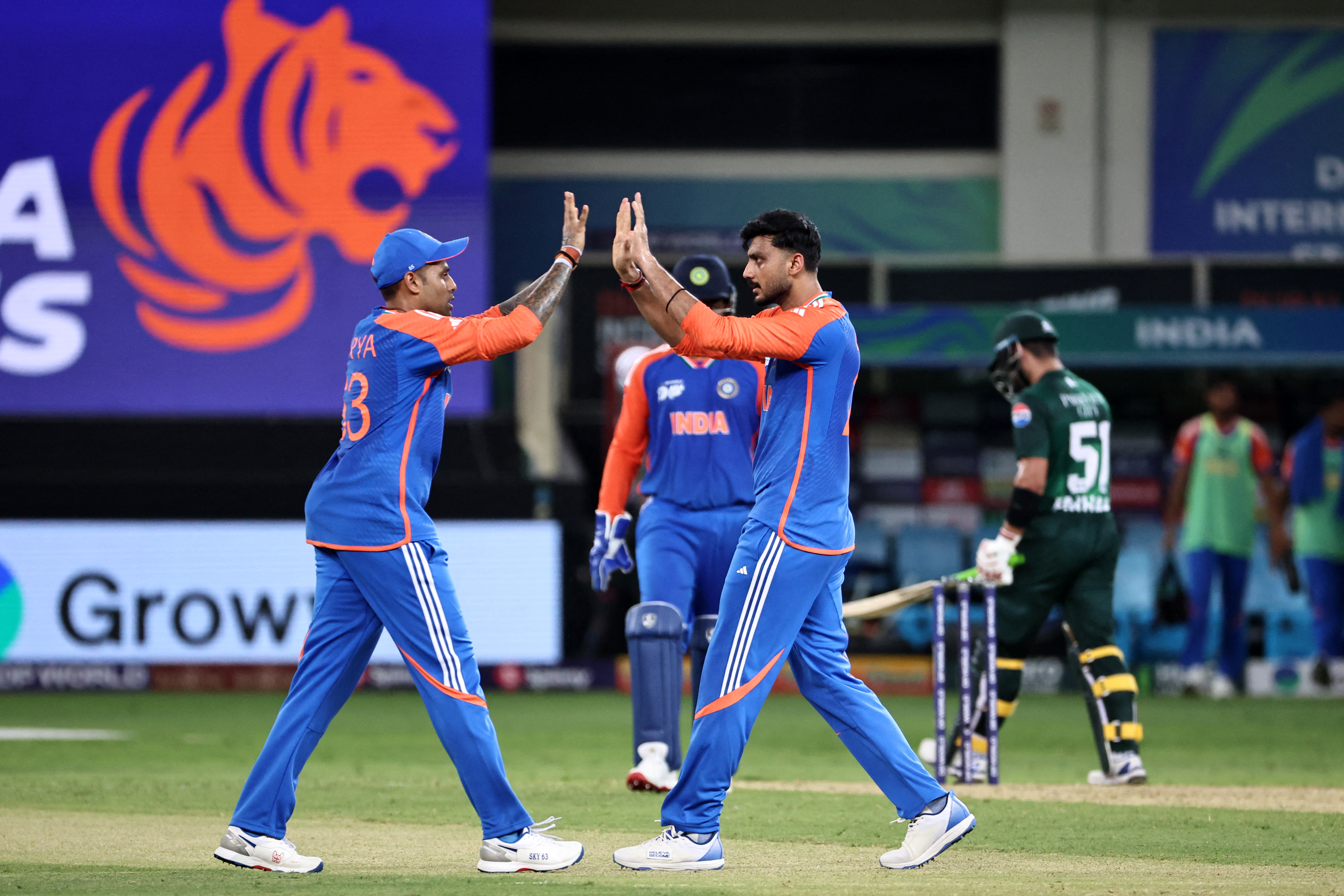 কুলদীপ, অক্ষর ও বুমরাহর নৈপুণ্যে পাকিস্তানকে ১২৭ রানে আটকাল ভারত