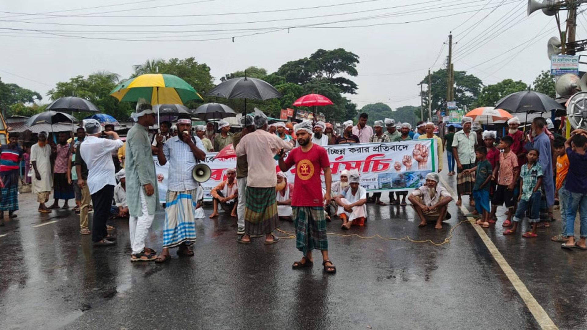 ভাঙ্গায় সড়ক-রেল অবরোধ, আটকে আছে ২ ট্রেন