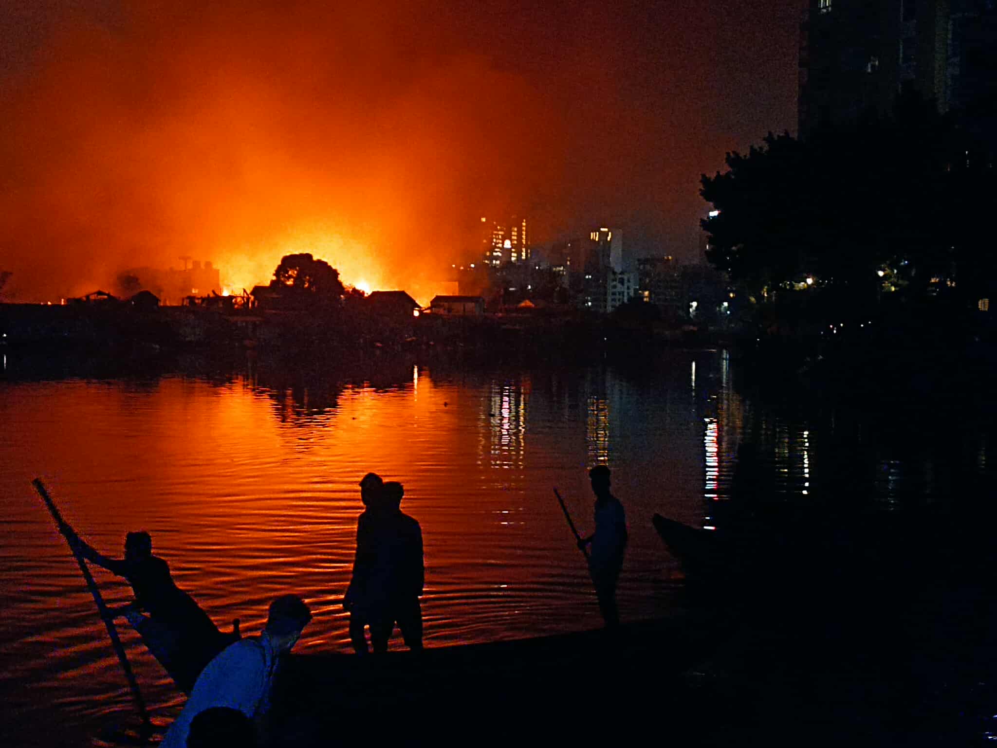 ছবিতে কড়াইল বস্তির আগুন