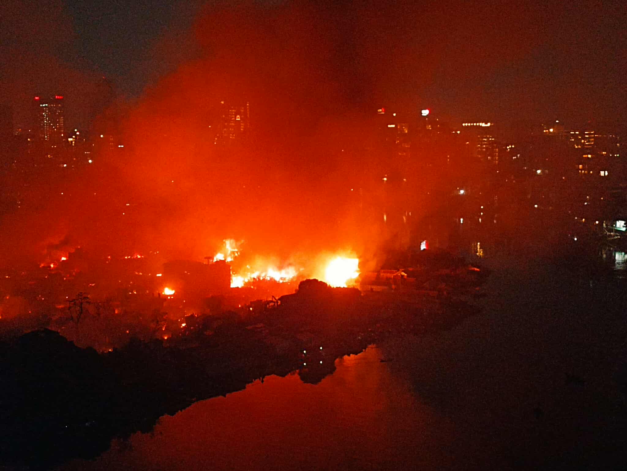 সাড়ে ৫ ঘণ্টার চেষ্টায় কড়াইল বস্তির আগুন নিয়ন্ত্রণে
