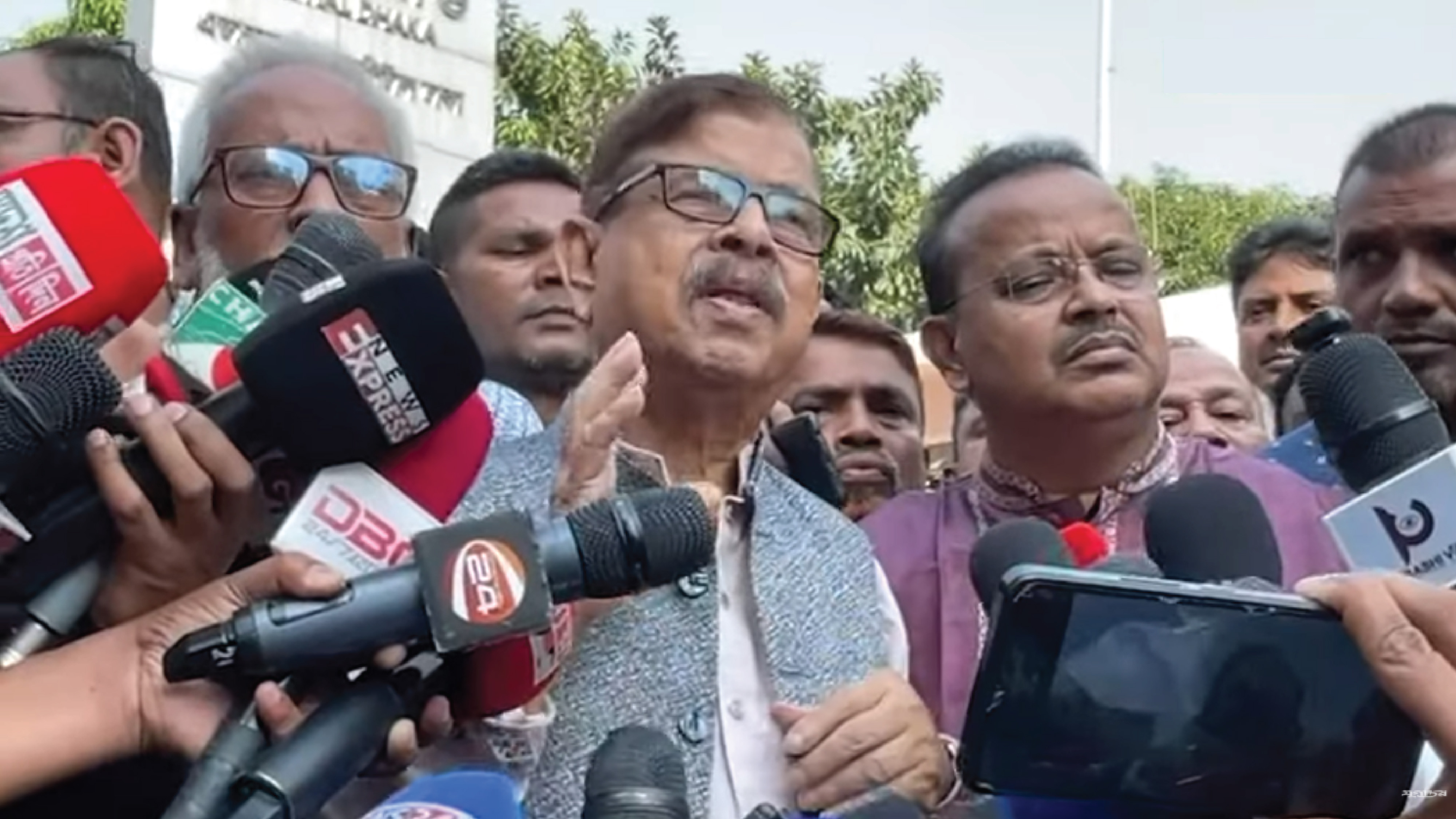 খালেদা জিয়াকে বিদেশে নেওয়ার প্রস্তুতি থাকলেও ফ্লাই করার মতো শারীরিক অবস্থা নেই: মান্না