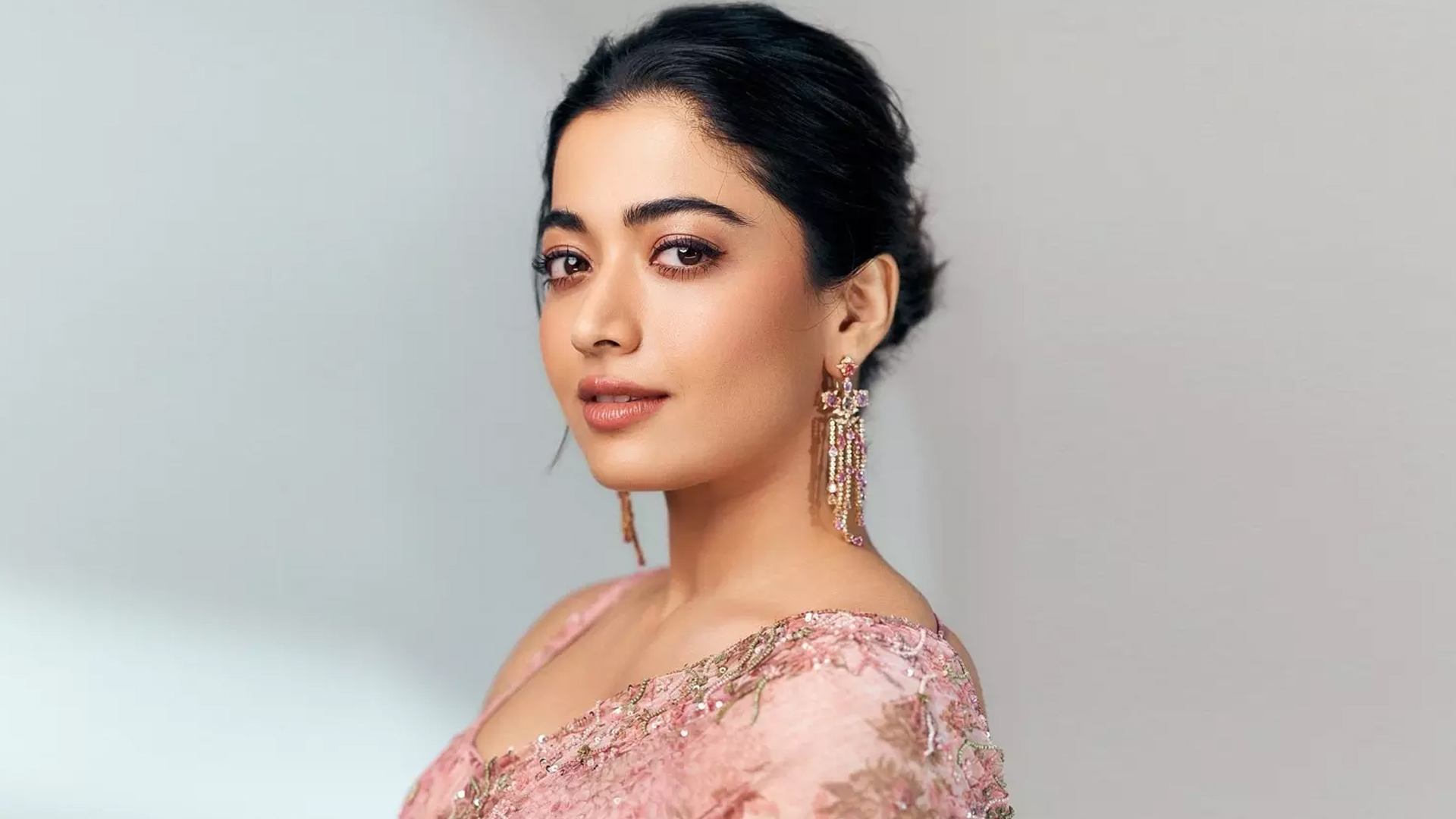 বাগদানের গুঞ্জনে হ্যাঁ-না কিছুই বললেন না রাশমিকা