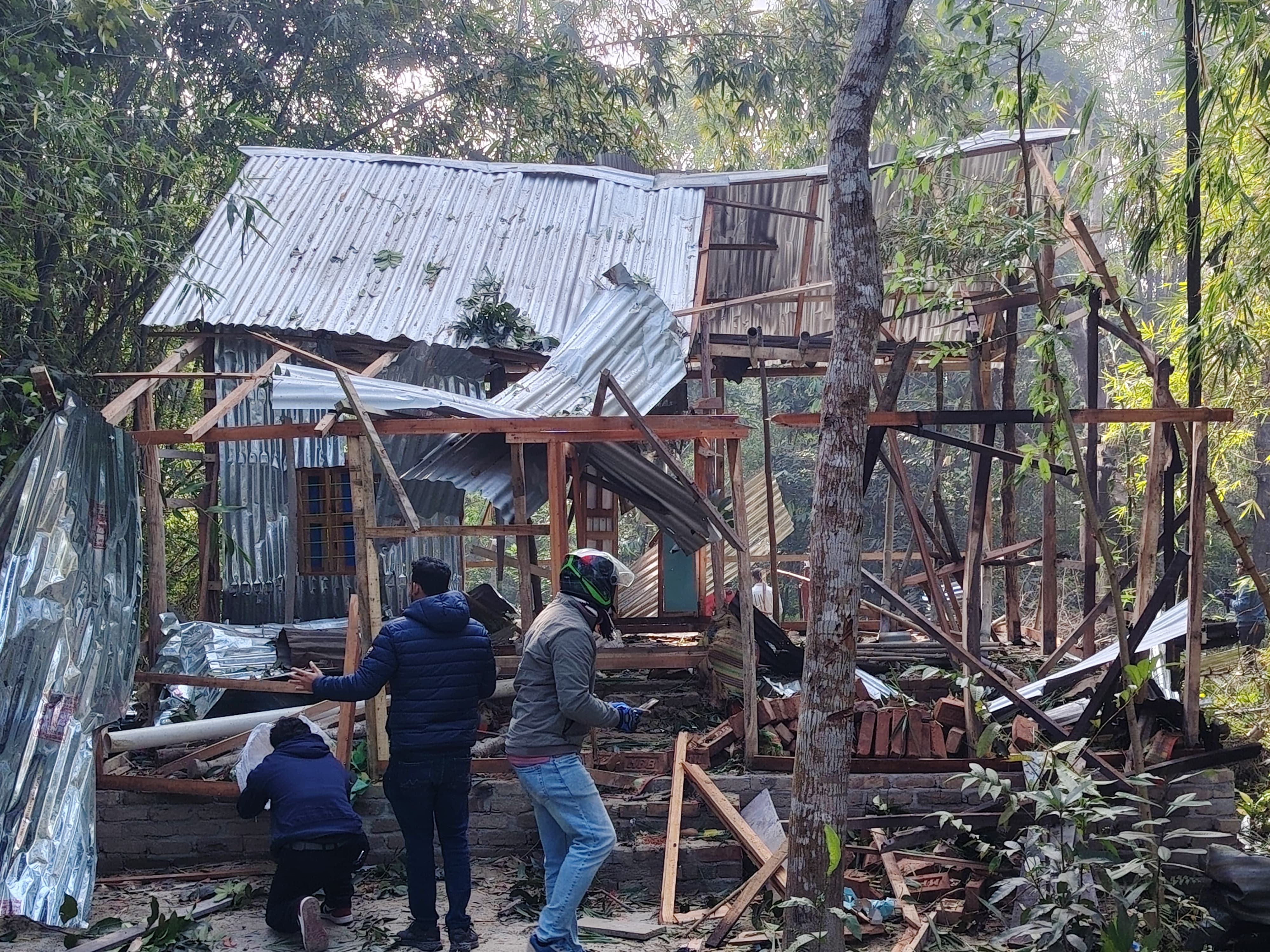 শরীয়তপুরে বোমা বিস্ফোরণে উড়ে গেল ঘর, নিহত ১