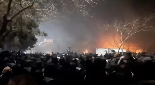 ইরানে সরকারবিরোধী বিক্ষোভ চরমে, নিরাপত্তা বাহিনীর শতাধিক সদস্য নিহতের দাবি